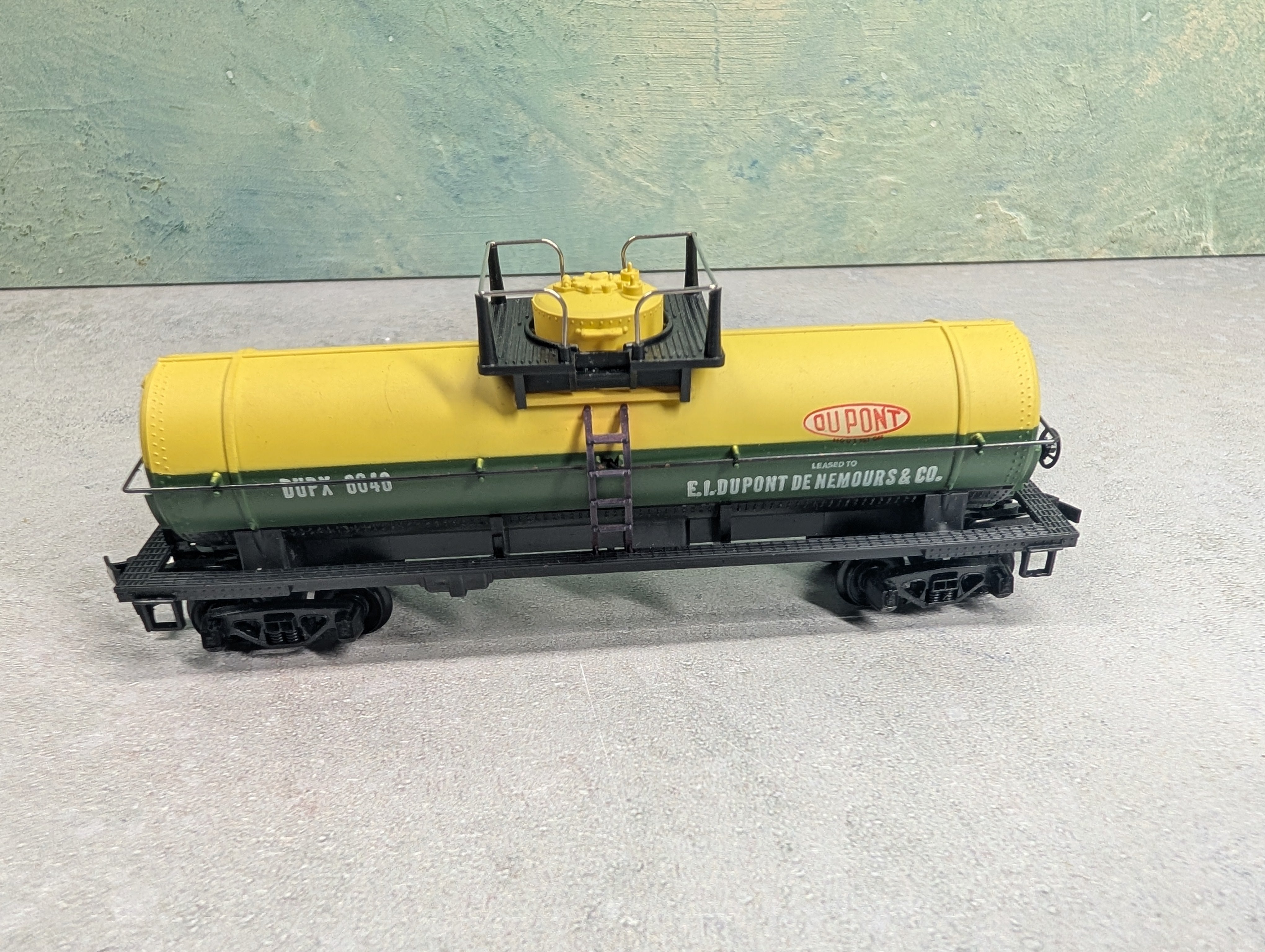 USED Tyco HO Scale Tank Car DuPont DUPX #6046