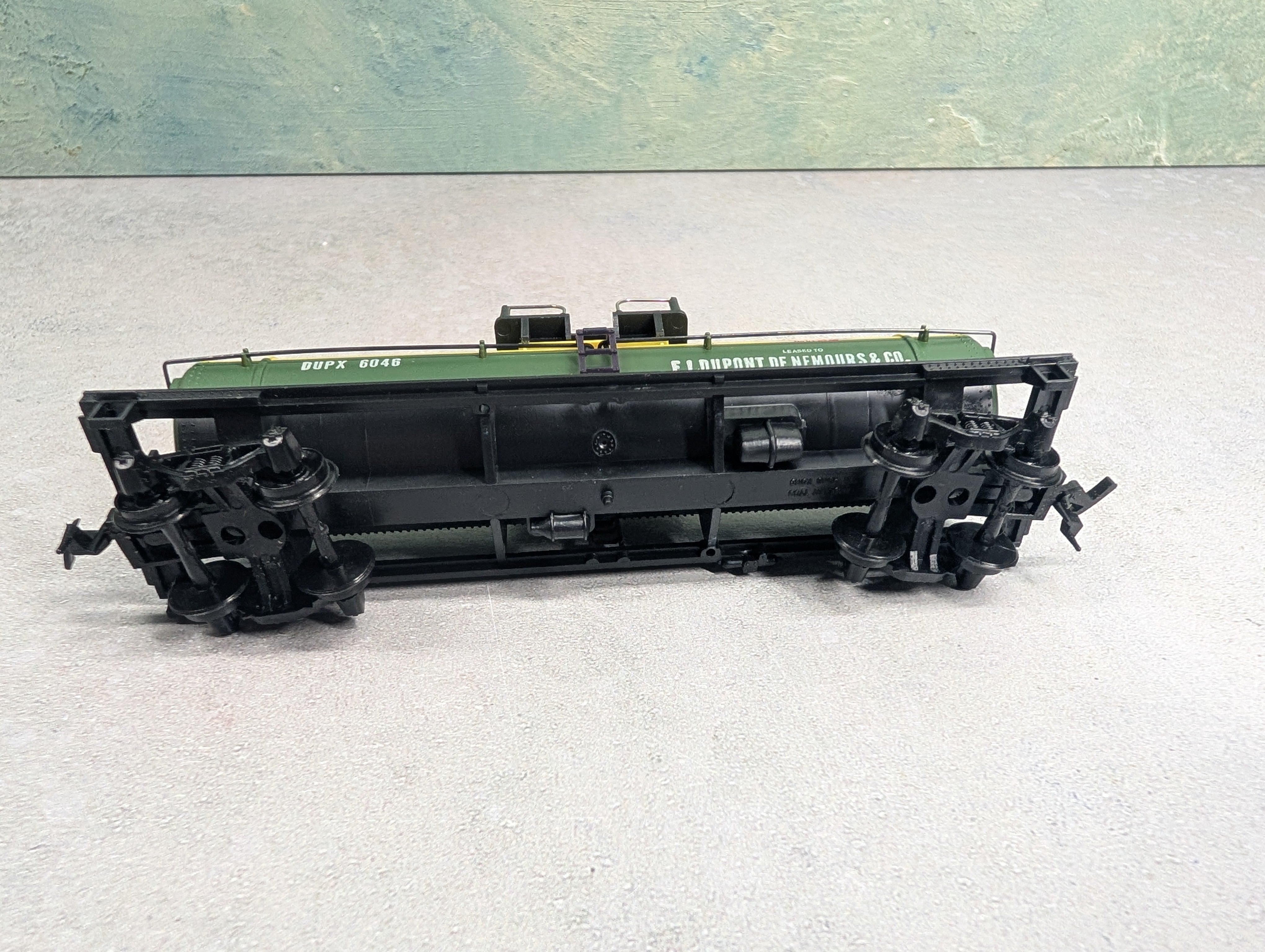 USED Tyco HO Scale Tank Car DuPont DUPX #6046