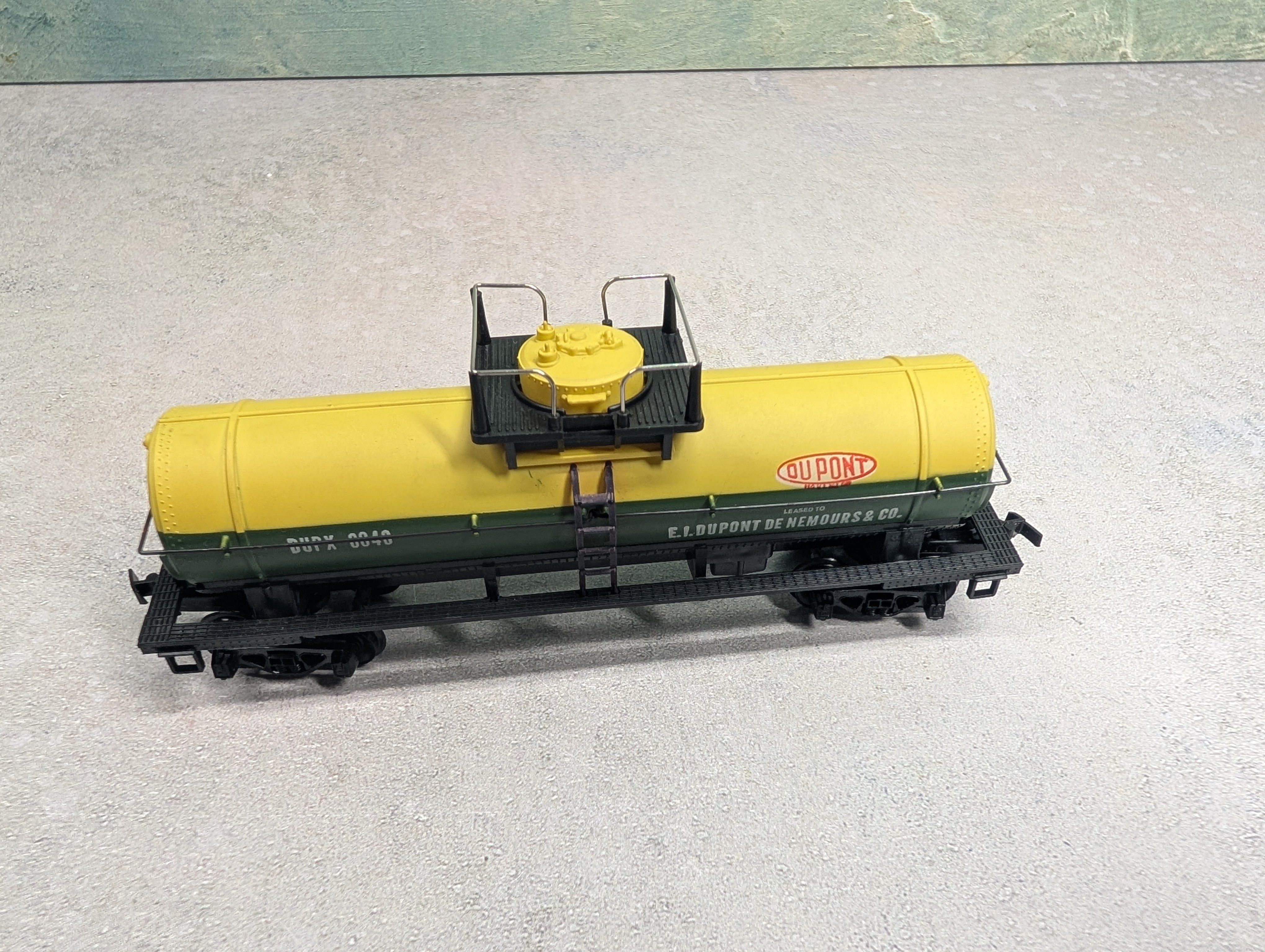 USED Tyco HO Scale Tank Car DuPont DUPX #6046