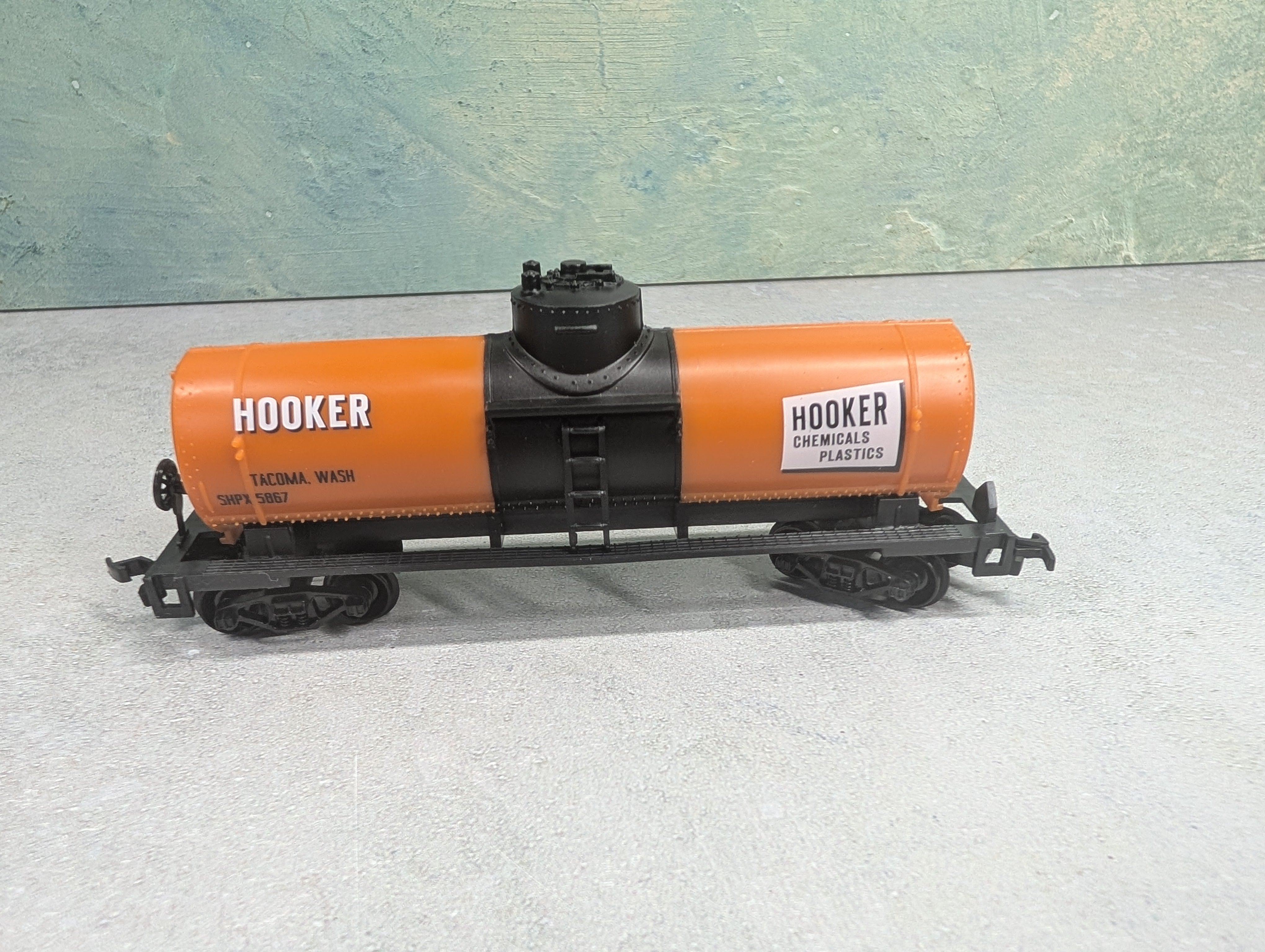 USED Life-Like HO Scale Single Dome Tank Car Hooker SHPX #5867