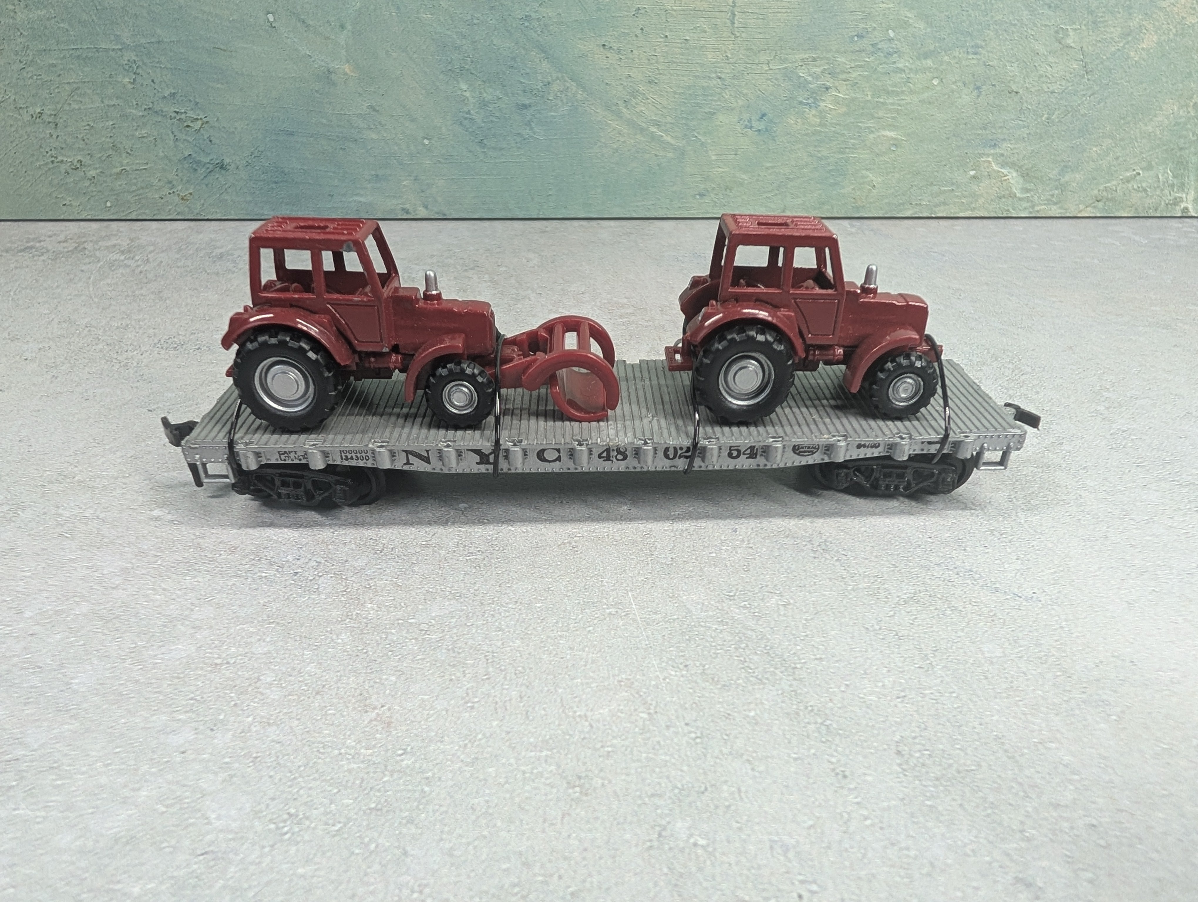 USED HO Scale Flat Car w/ Red Tractor Loads New York Central NYC #480254