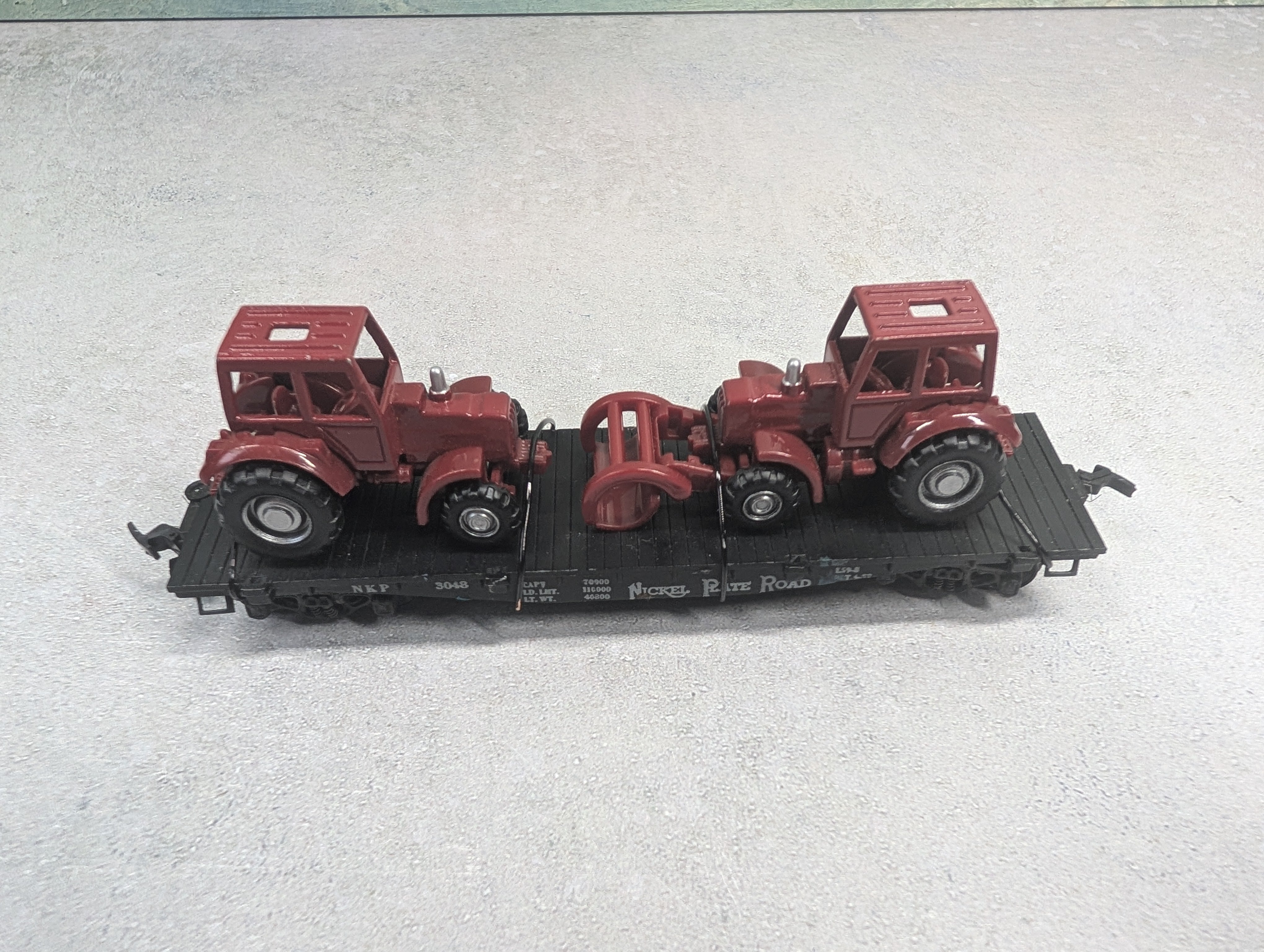 USED PENN LINE HO Scale Flat Car w/ Red Tractor Loads Nickel Plate Road NKP #3048