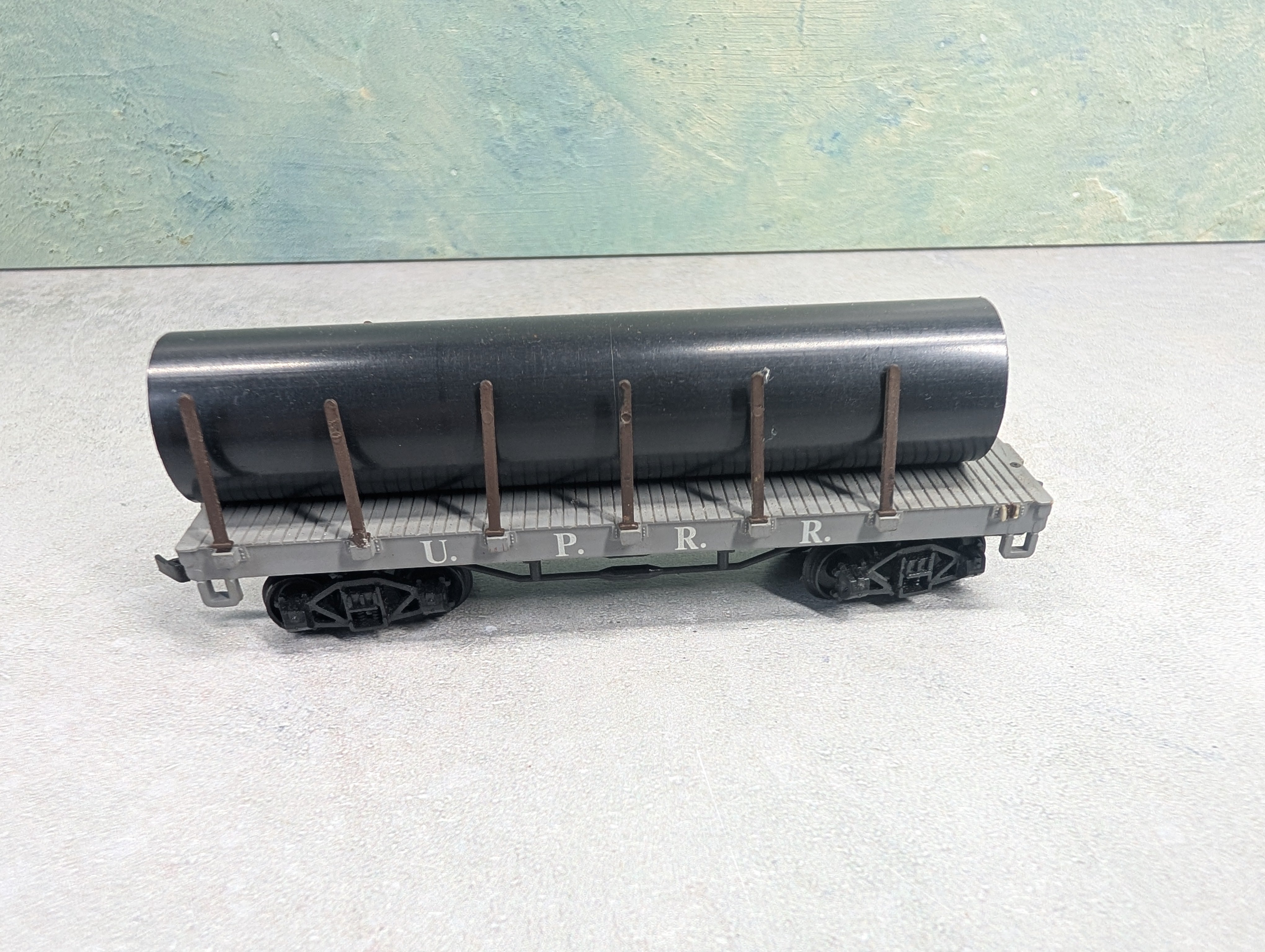 USED Bachmann HO Scale Old Time Stake Flat Car w/ Pipe Load UPRR
