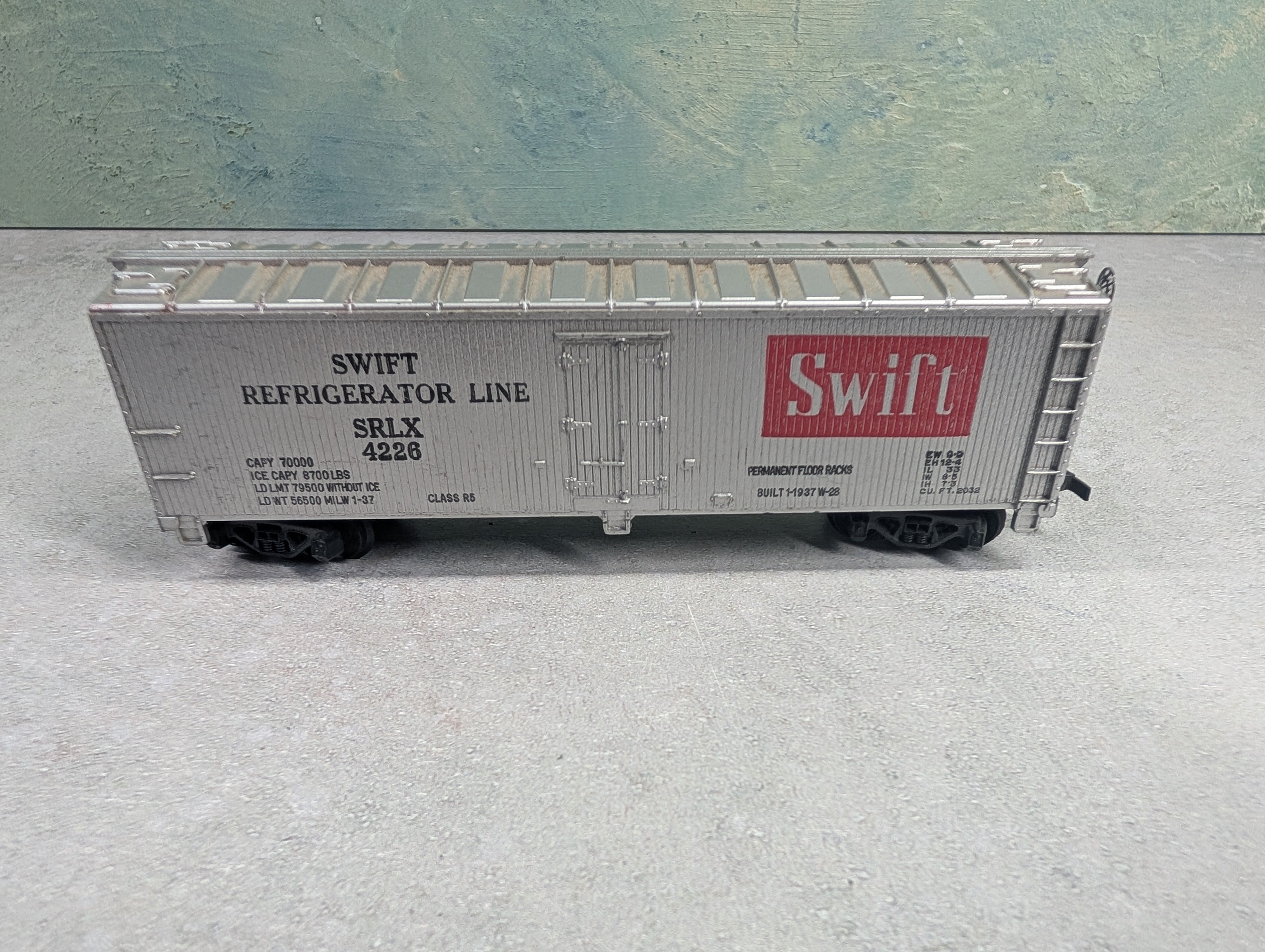 USED Tyco HO Scale 40' Box Car Swift SRLX #4226