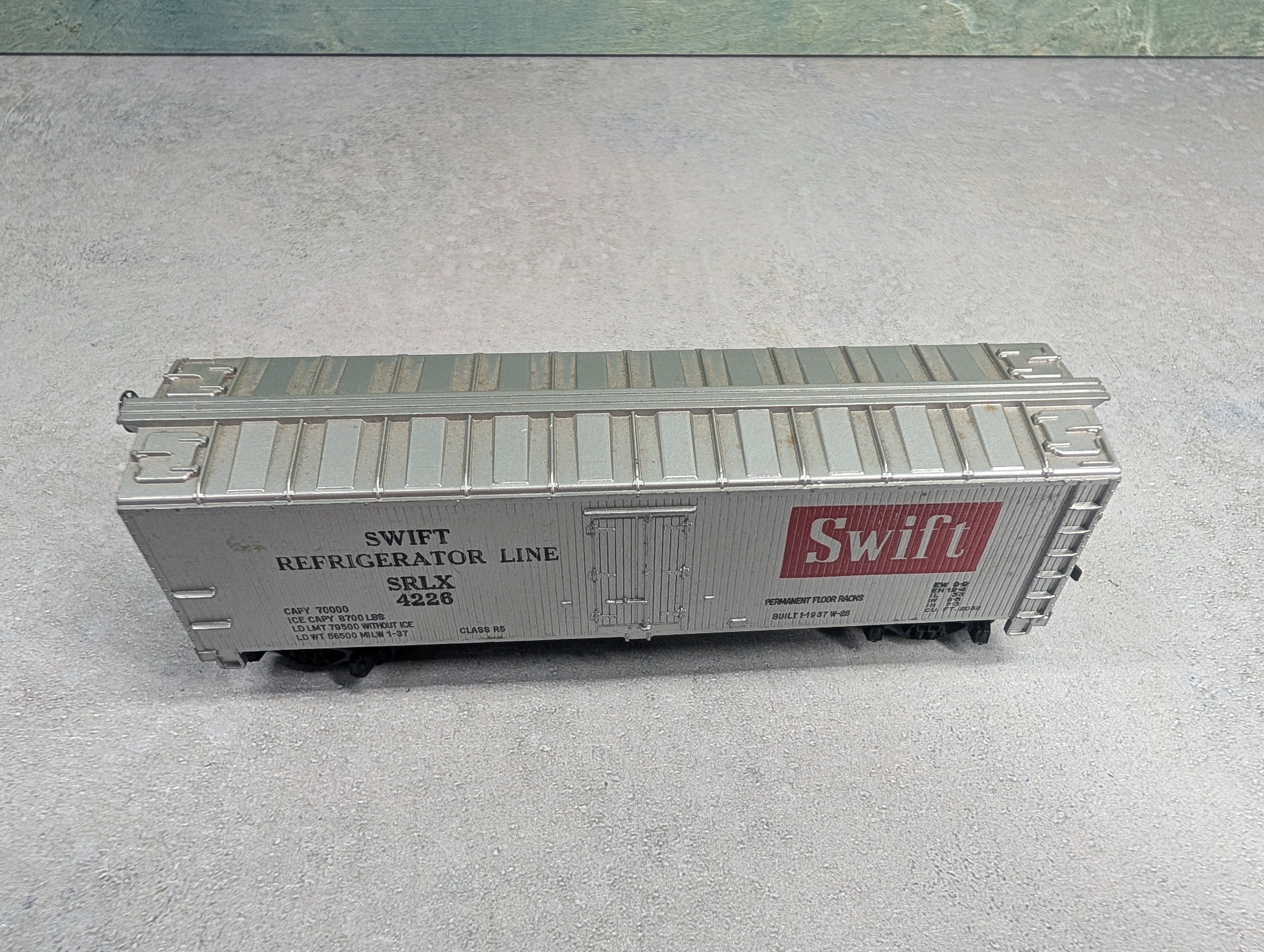 USED Tyco HO Scale 40' Box Car Swift SRLX #4226