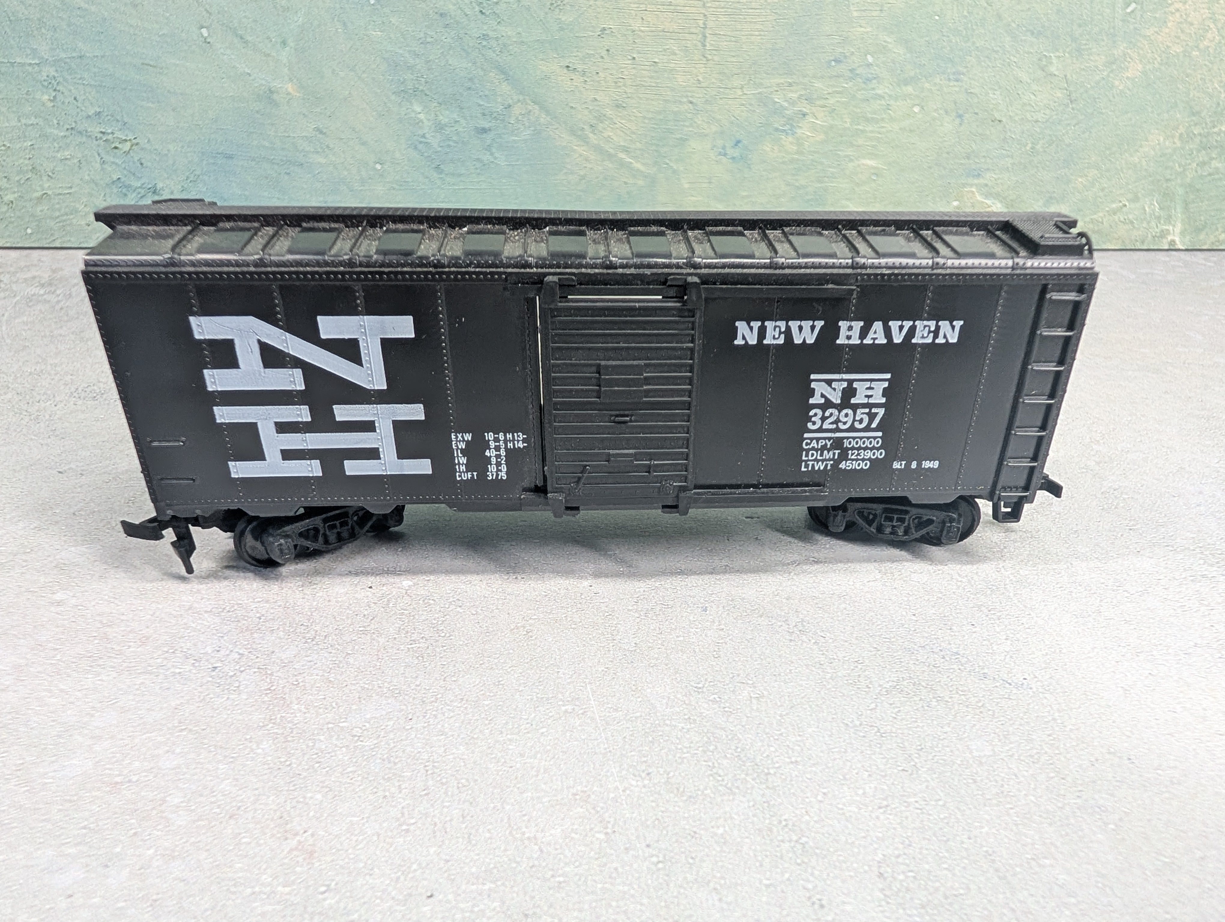 USED HO Scale 40' Box Car New Haven NH #32957