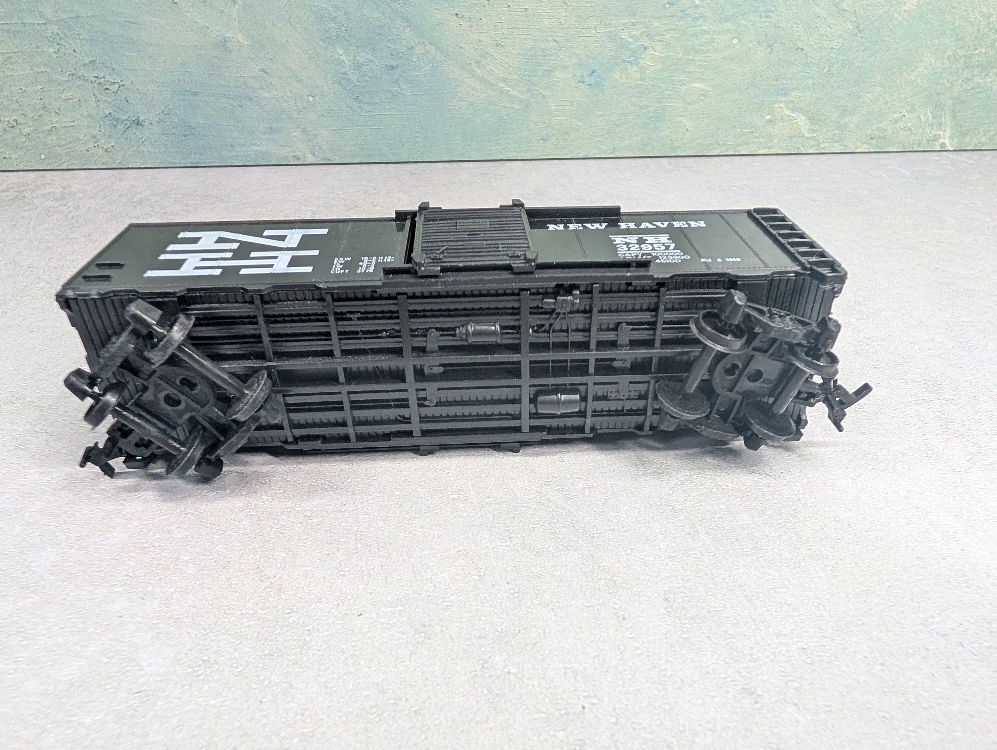USED HO Scale 40' Box Car New Haven NH #32957
