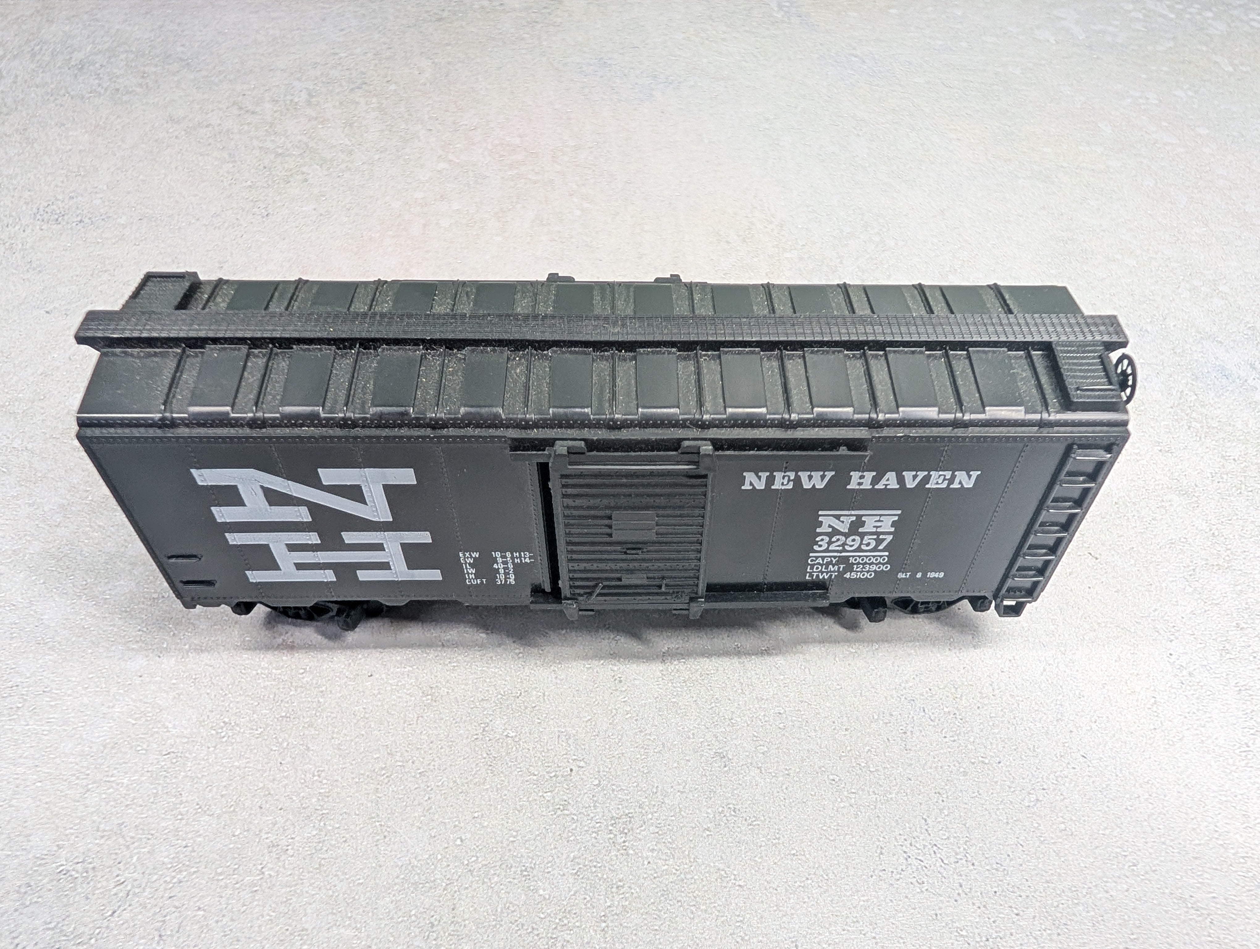 USED HO Scale 40' Box Car New Haven NH #32957