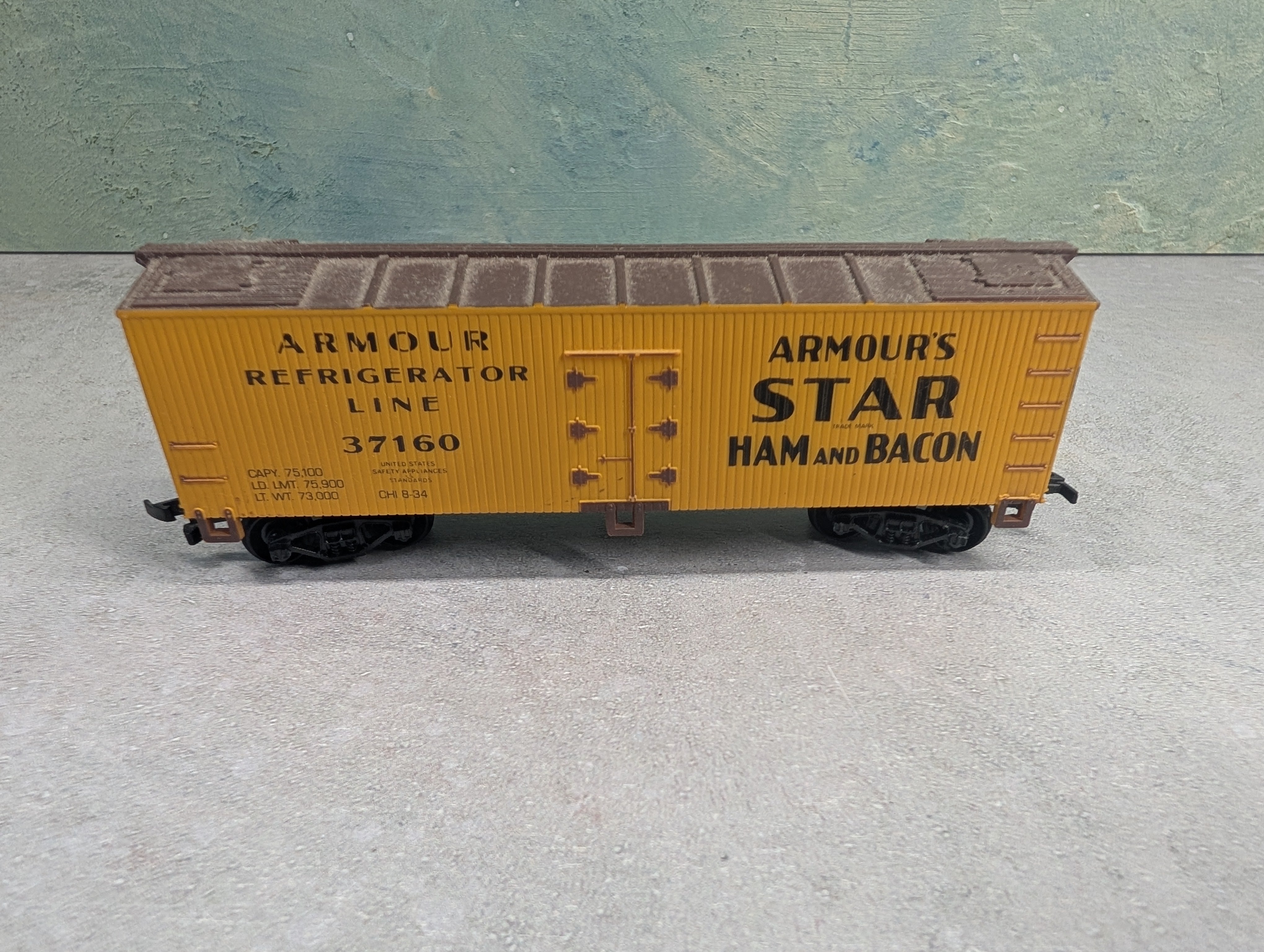 USED Life-Like HO Scale 40' Box Car Armour Refrigerator Line #37160 Ham & Bacon
