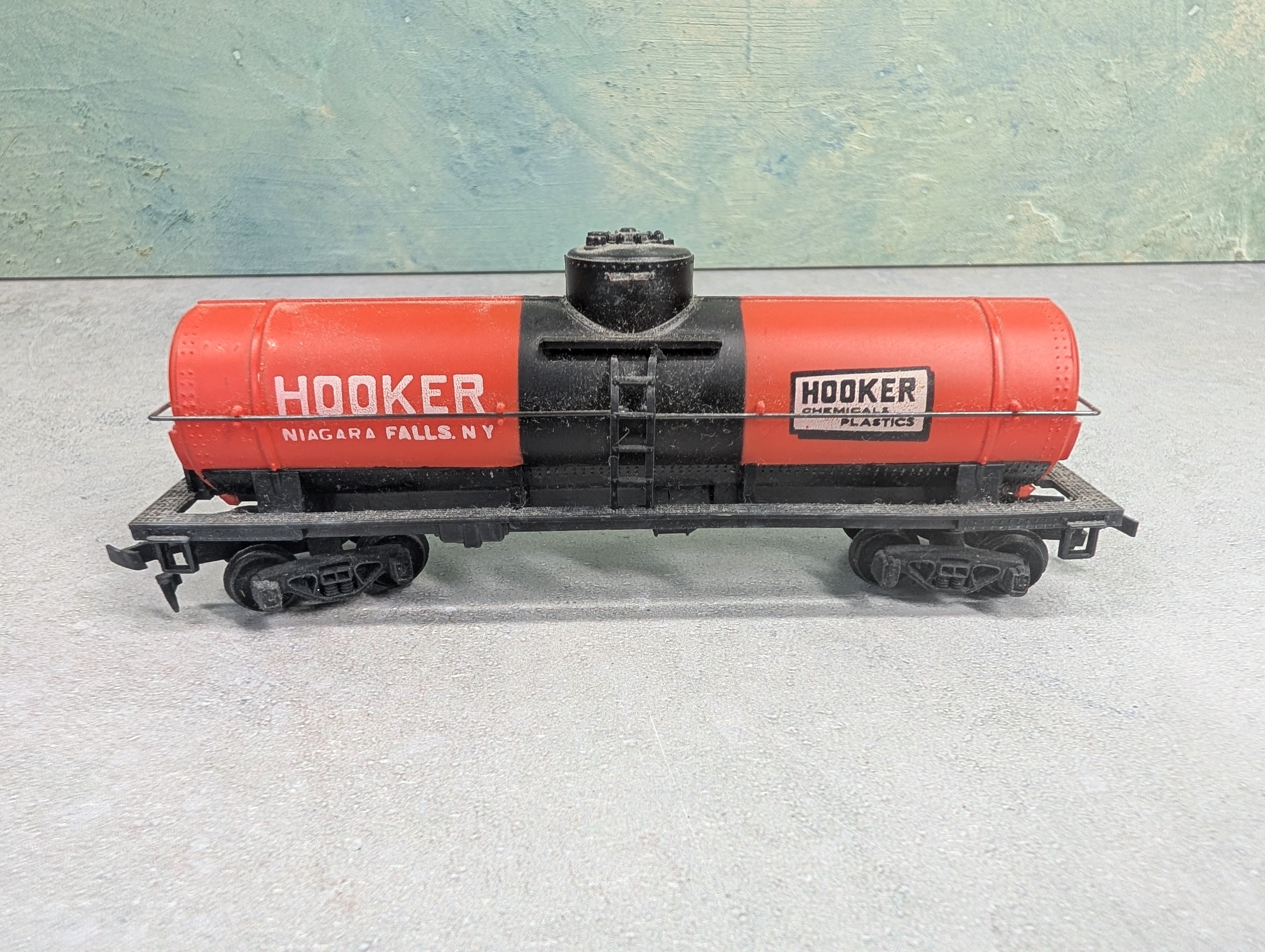 USED Tyco HO Scale Single Dome Tank Car Hooker