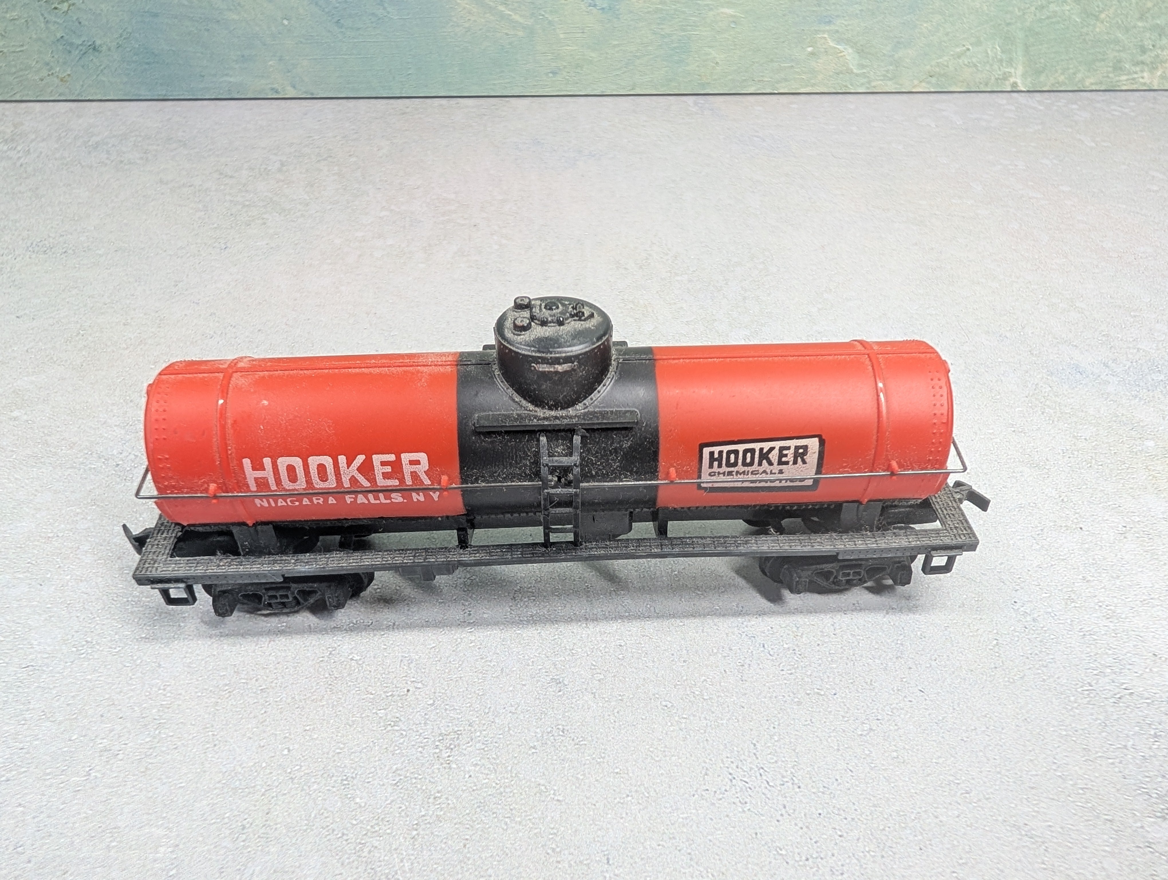USED Tyco HO Scale Single Dome Tank Car Hooker