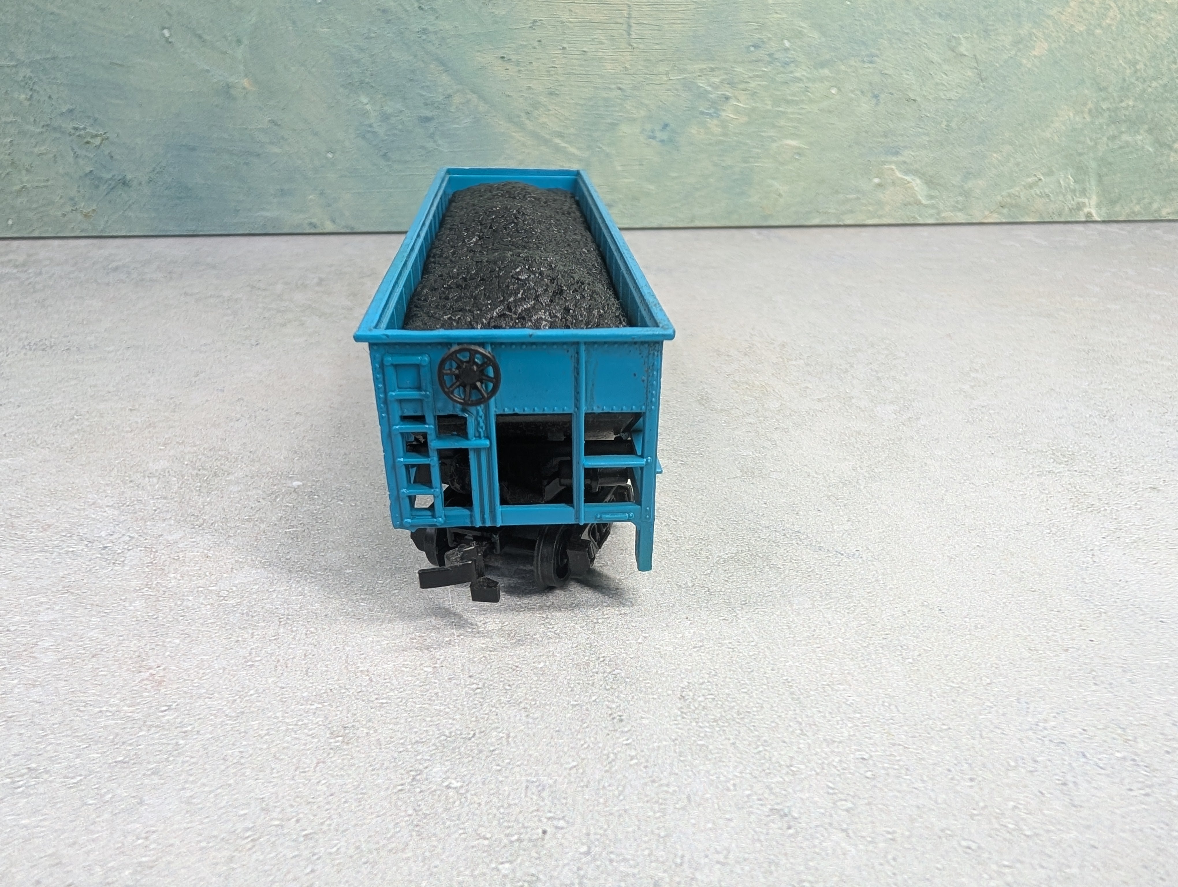 USED Bachmann HO Scale Hopper w/ Coal Load Rock #133274