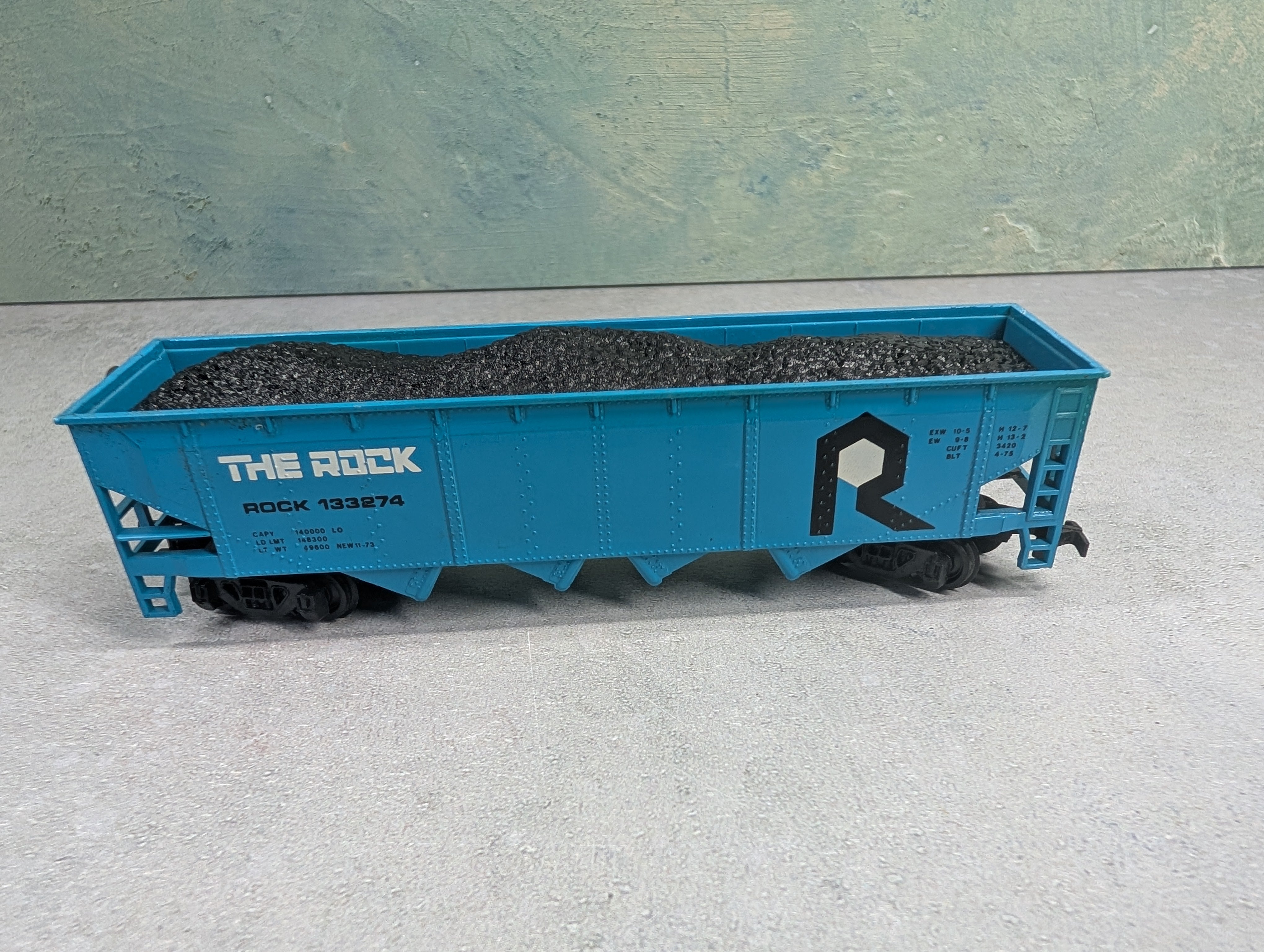 USED Bachmann HO Scale Hopper w/ Coal Load Rock #133274
