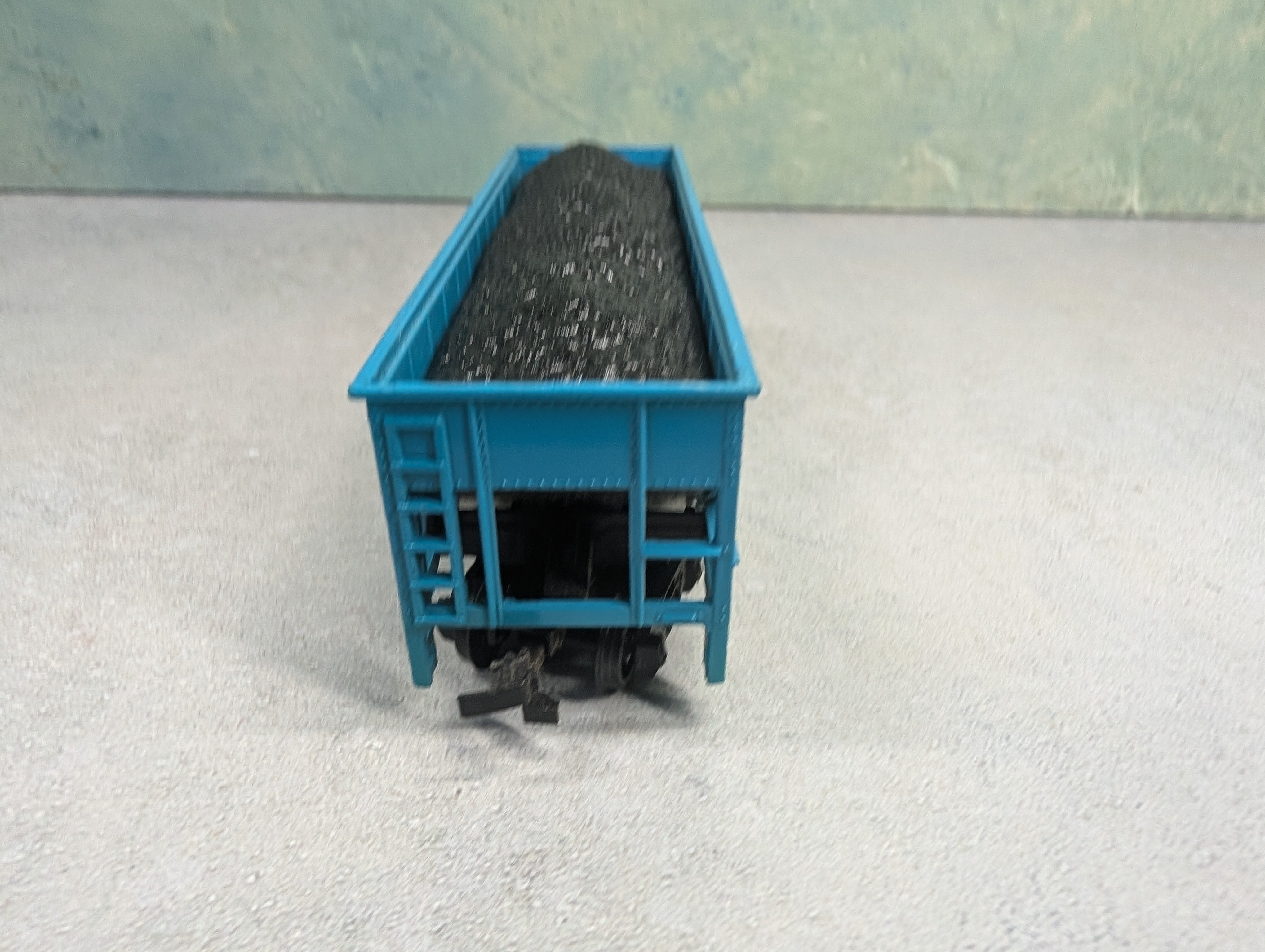 USED Bachmann HO Scale Hopper w/ Coal Load Rock #133274