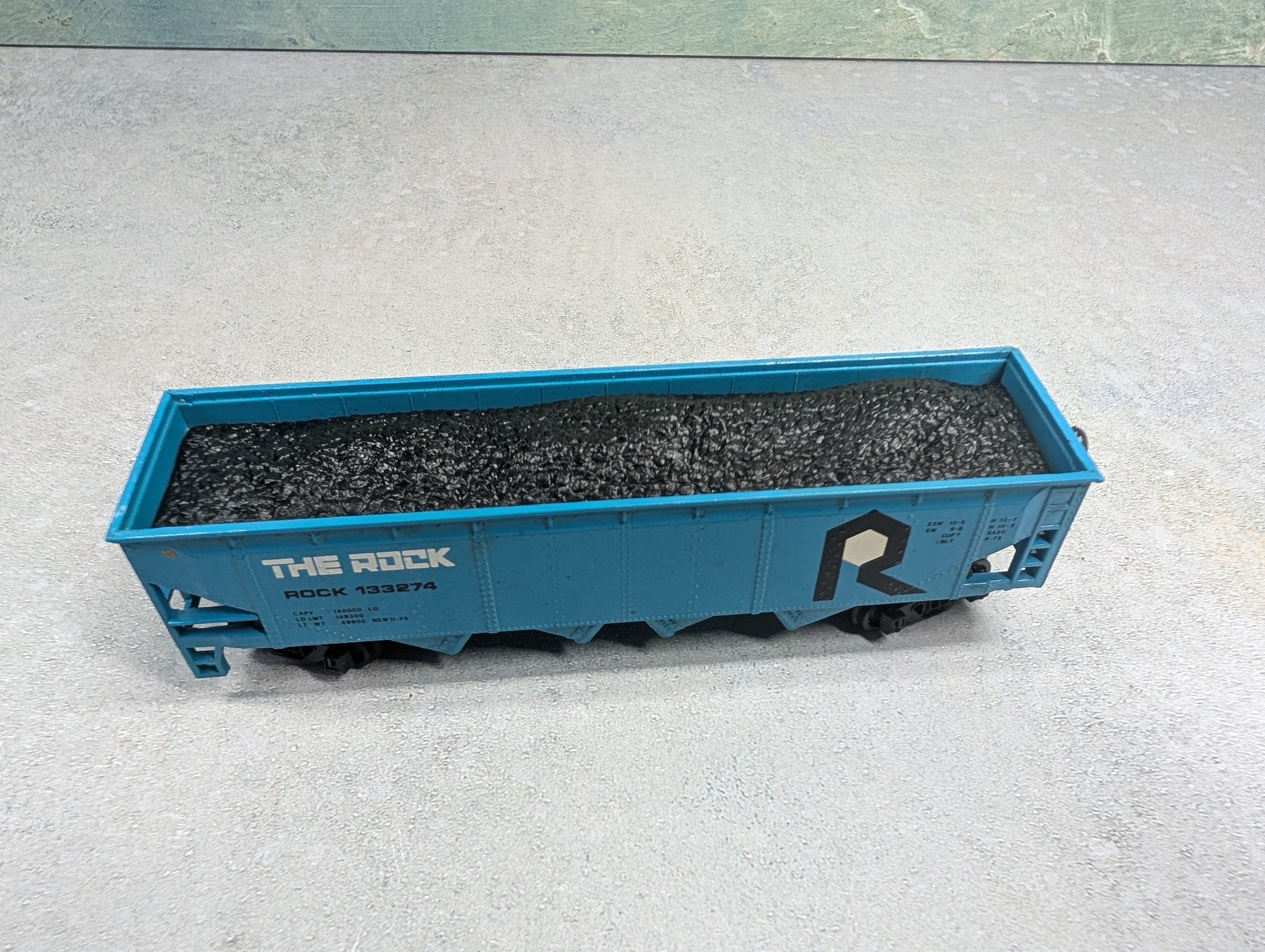 USED Bachmann HO Scale Hopper w/ Coal Load Rock #133274