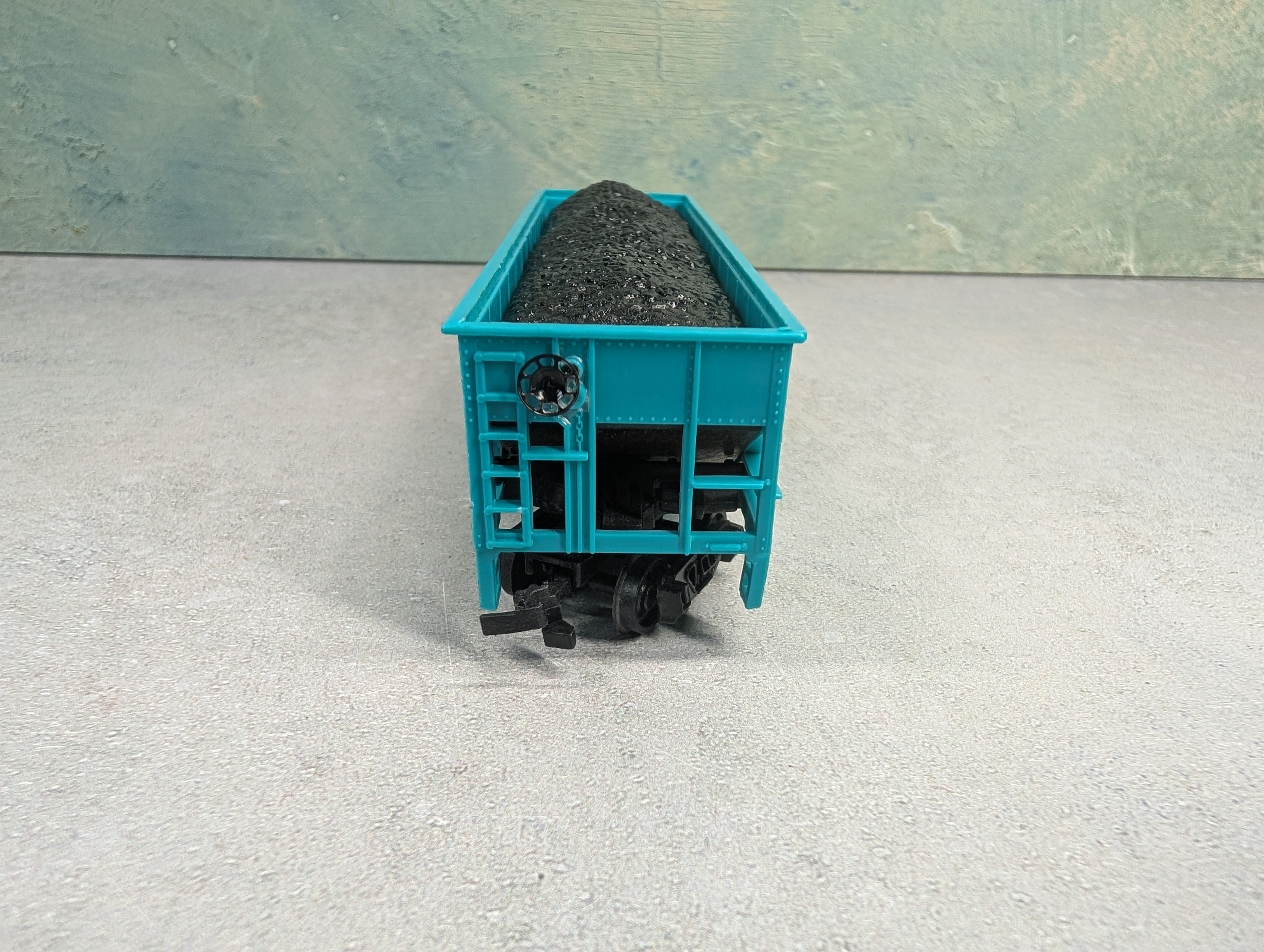 USED Bachmann HO Scale Hopper w/ Coal Load Rock #133274