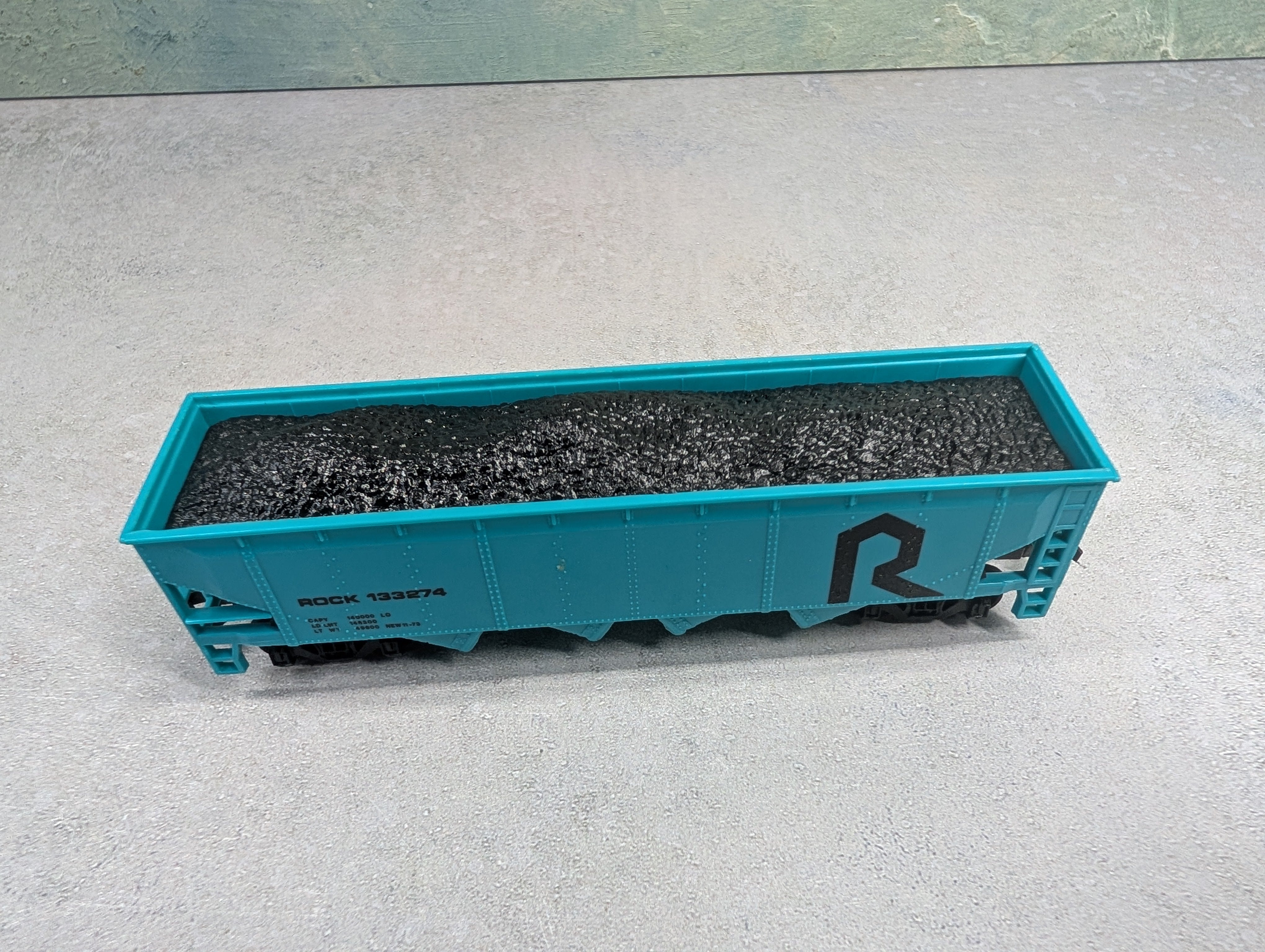 USED Bachmann HO Scale Hopper w/ Coal Load Rock #133274