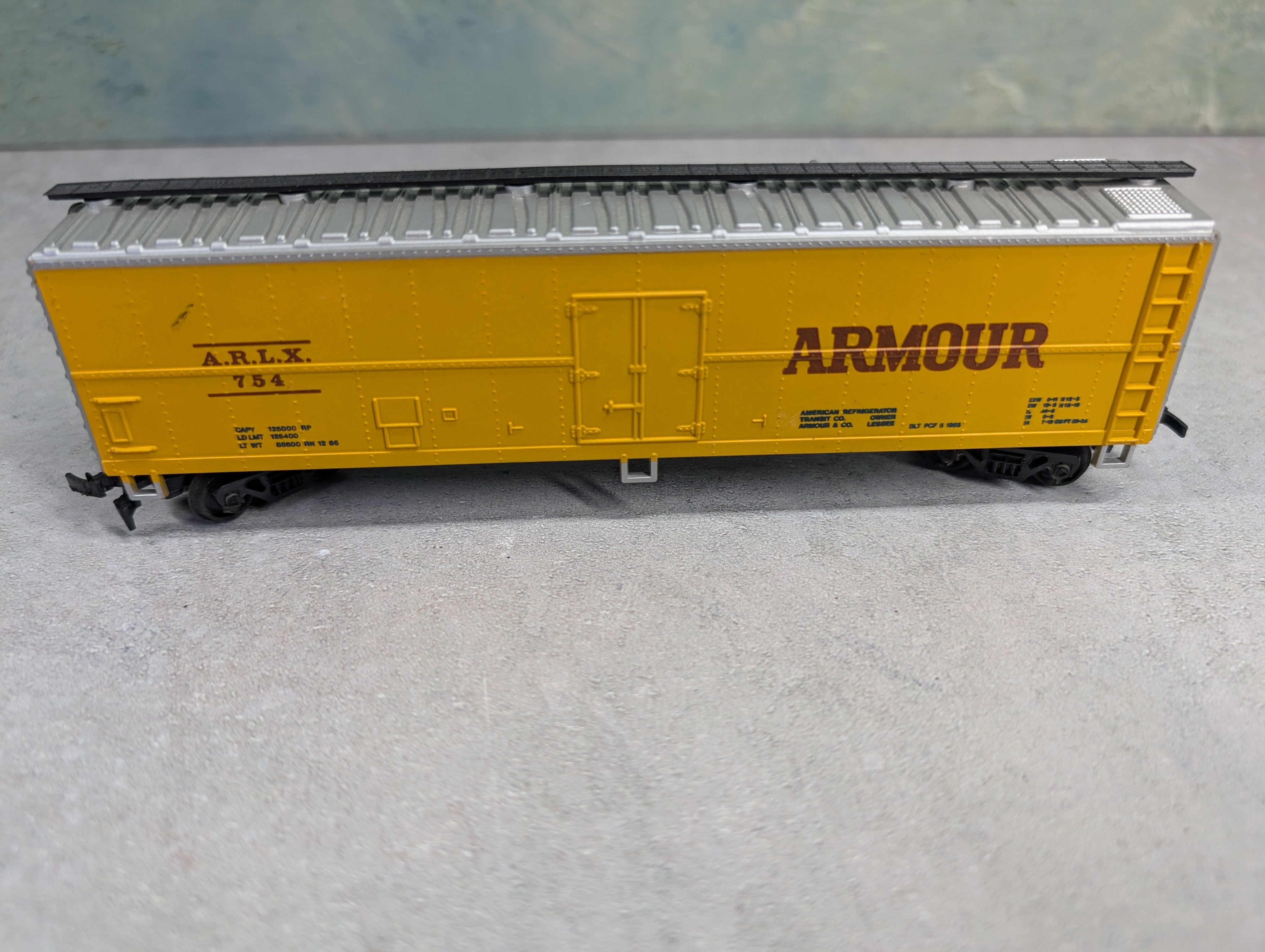 USED AHM HO Scale 50' Box Car Armour Refrigerator Line ARLX #754