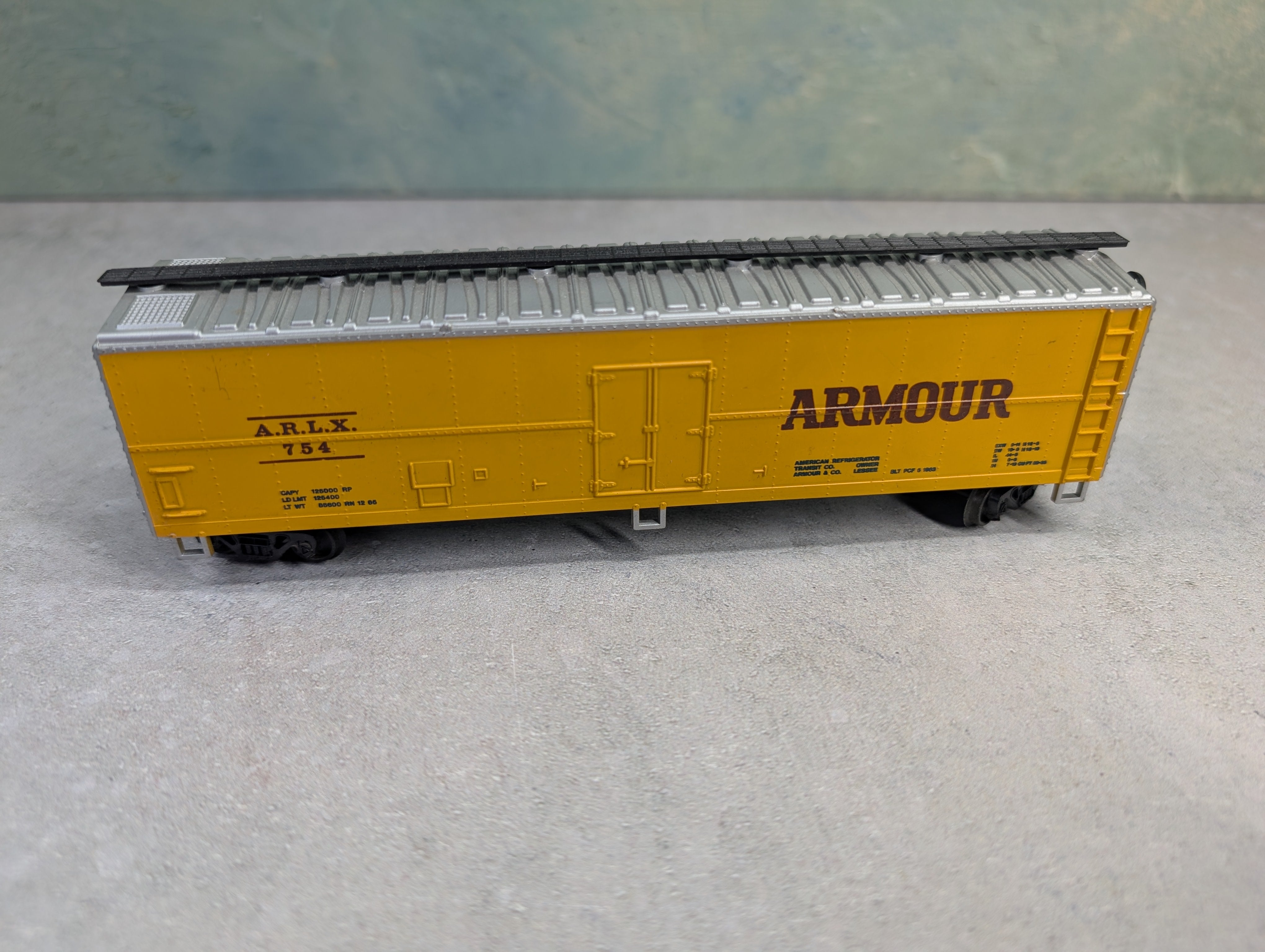 USED AHM HO Scale 50' Box Car Armour Refrigerator Line ARLX #754