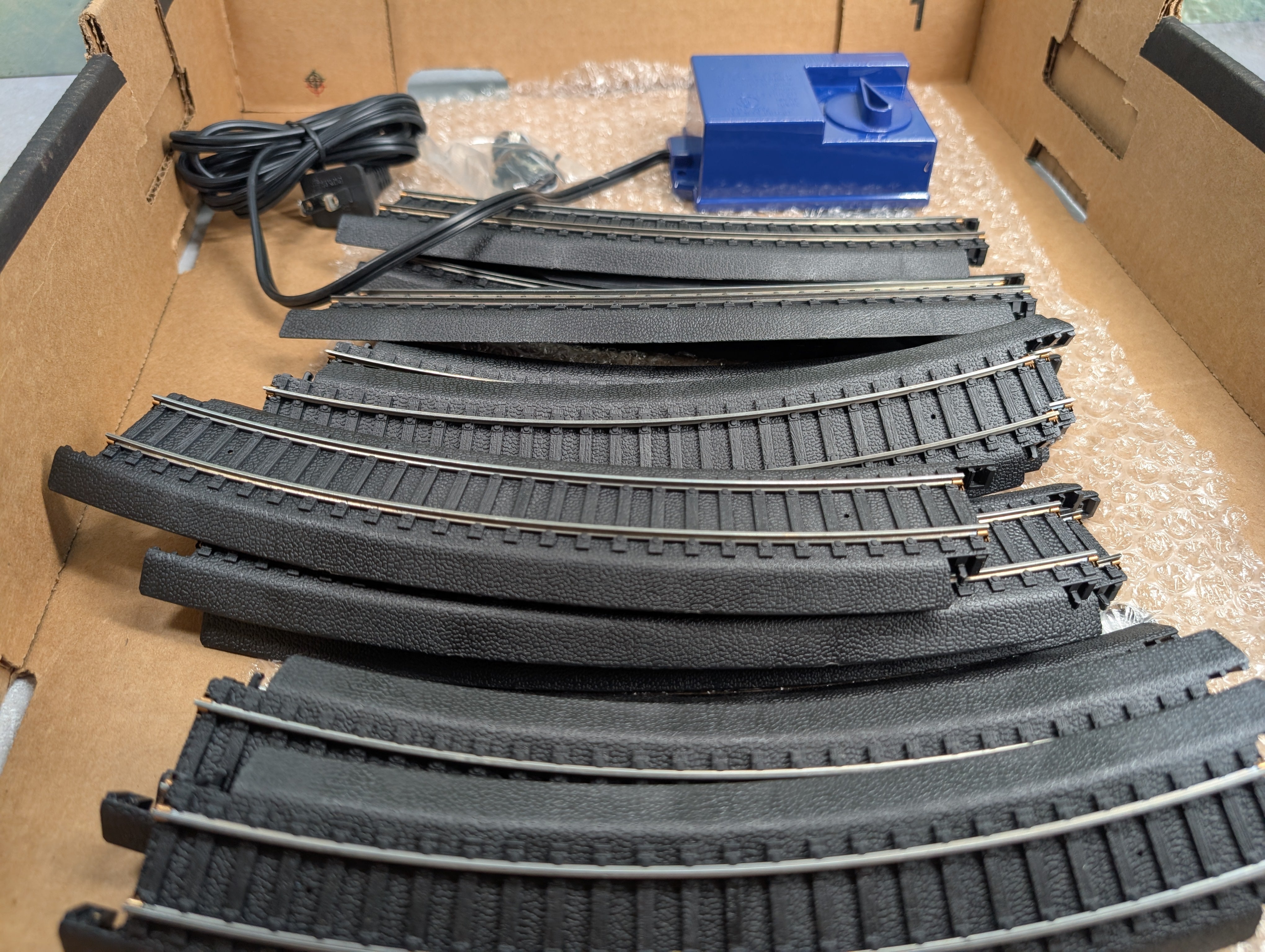 USED Life-Like HO Scale Power-Loc Black Track 18" Circle w/ Transformer (Starter Set)