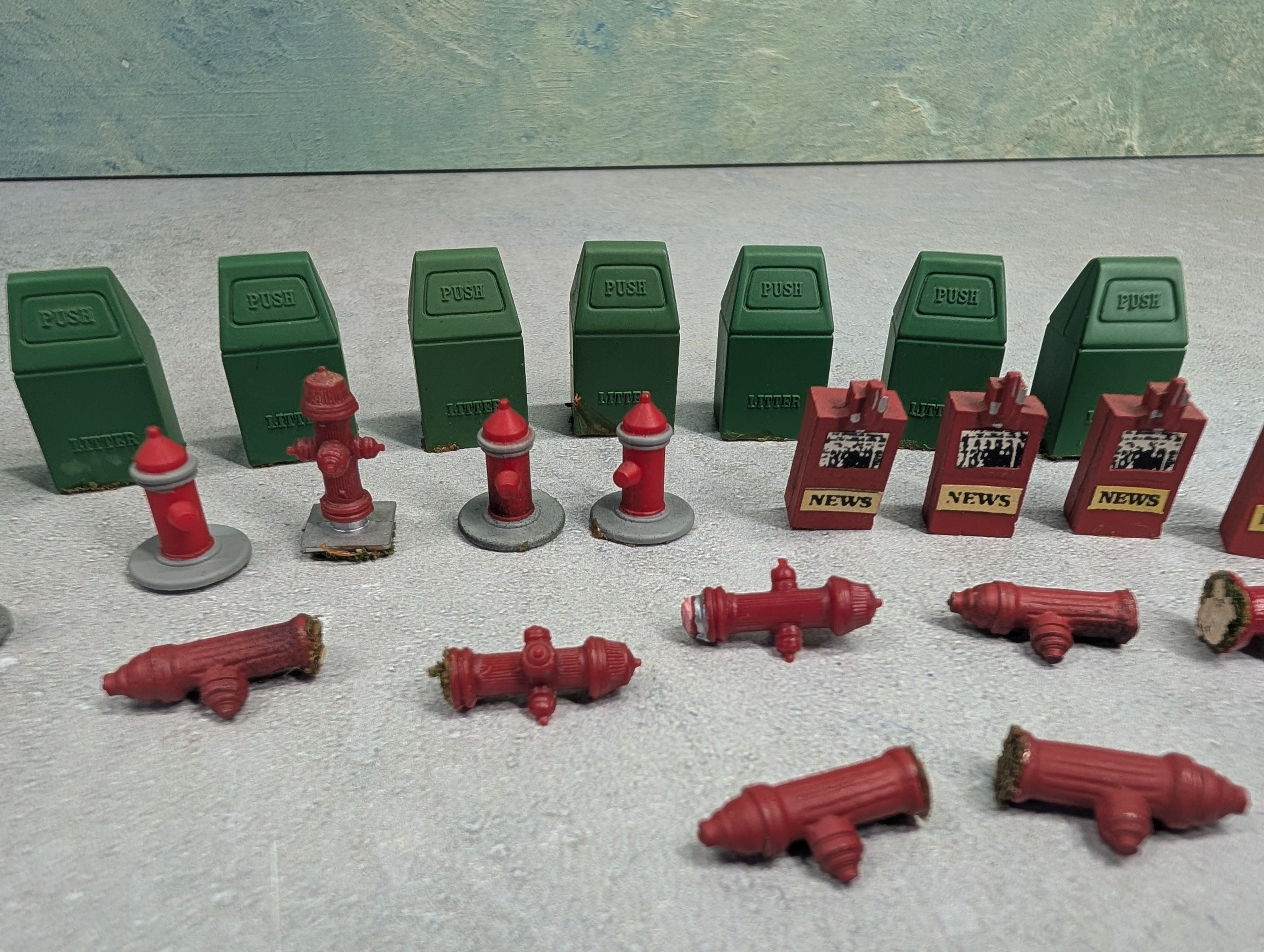 USED O Lot of Trash Cans, Fire Hydrants & Newpaper Boxes (29 pcs)