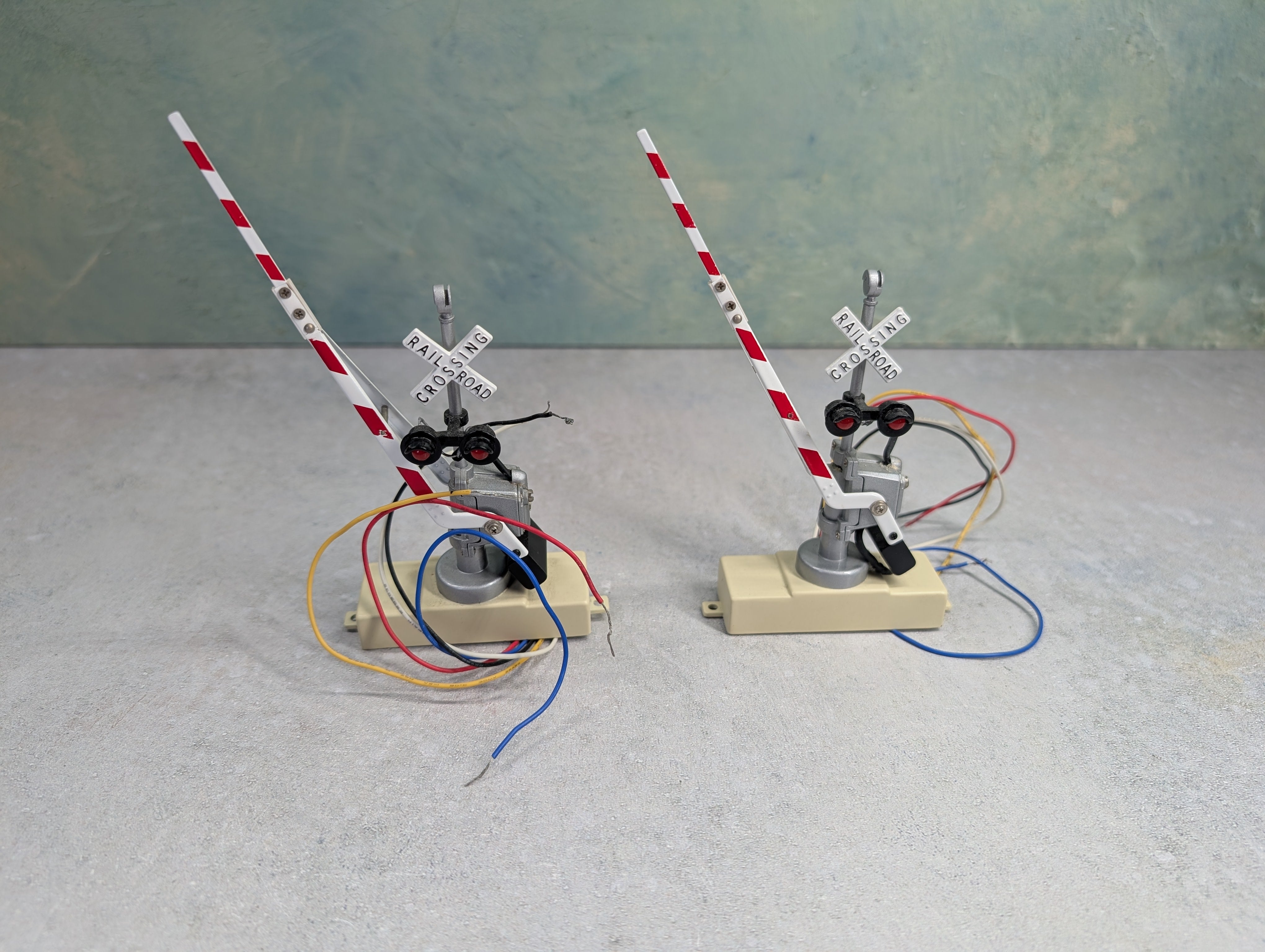 USED MTH 30-11012 O Operating Single Crossing Gates (2 pcs)