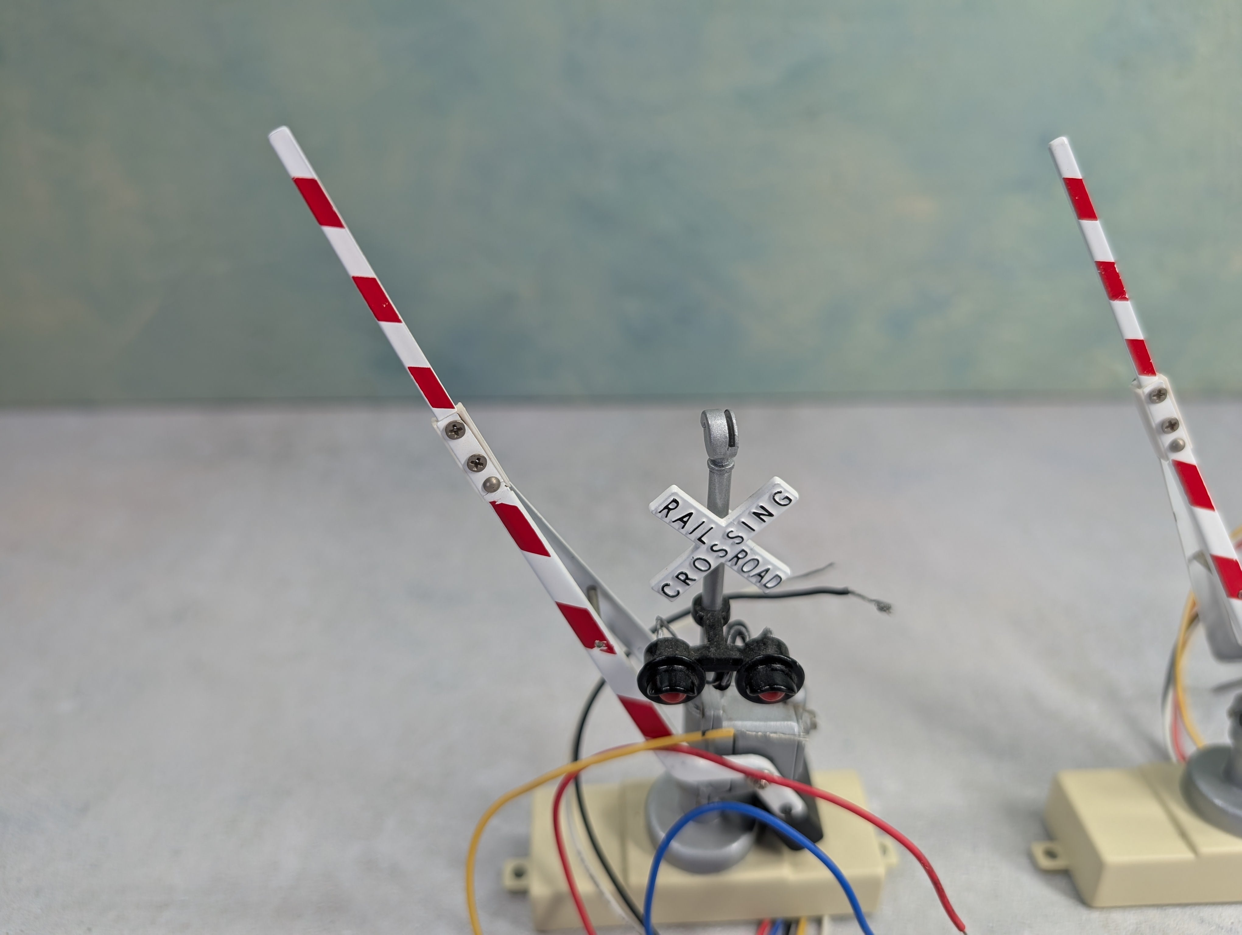 USED MTH 30-11012 O Operating Single Crossing Gates (2 pcs)