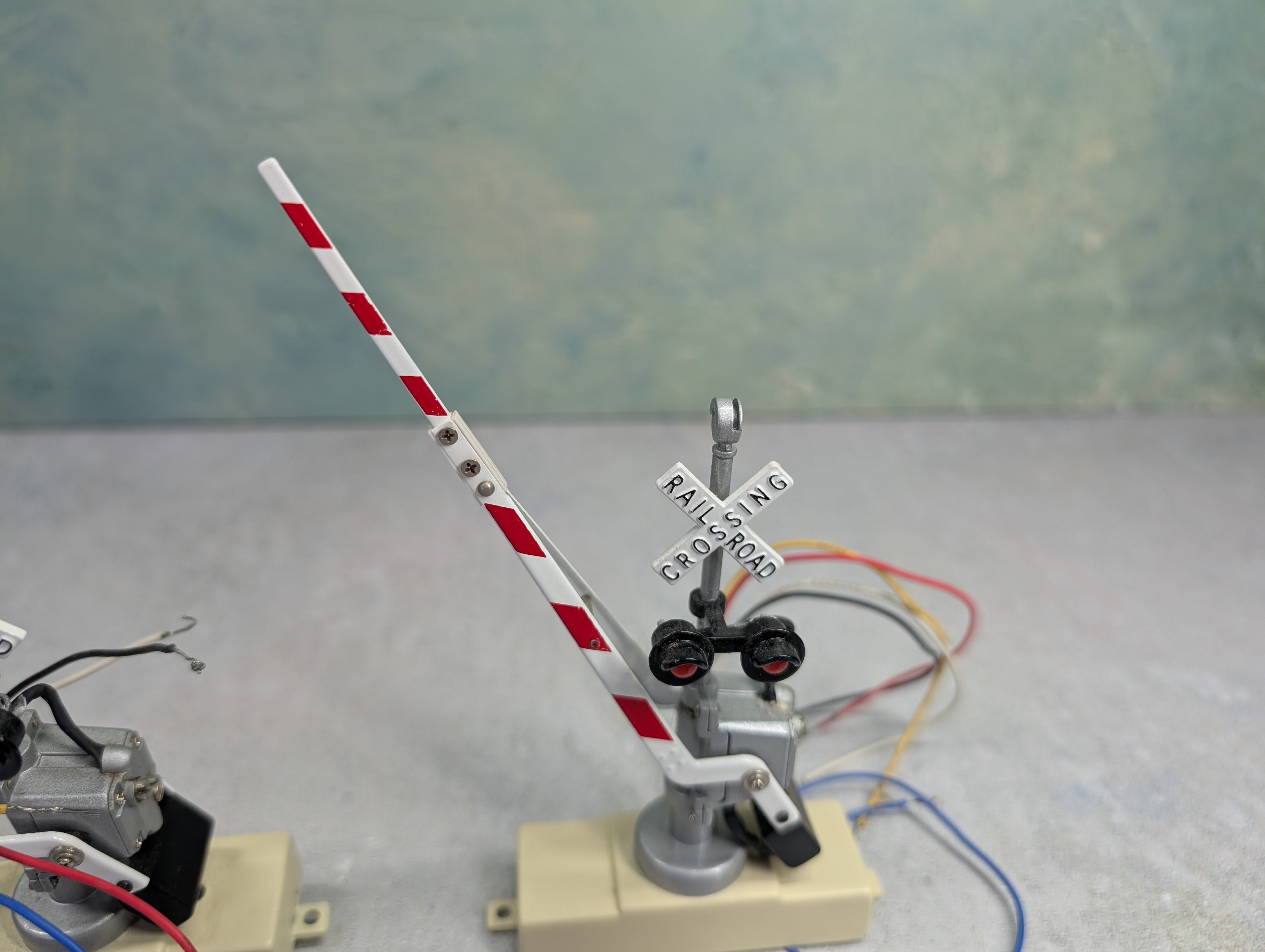 USED MTH 30-11012 O Operating Single Crossing Gates (2 pcs)