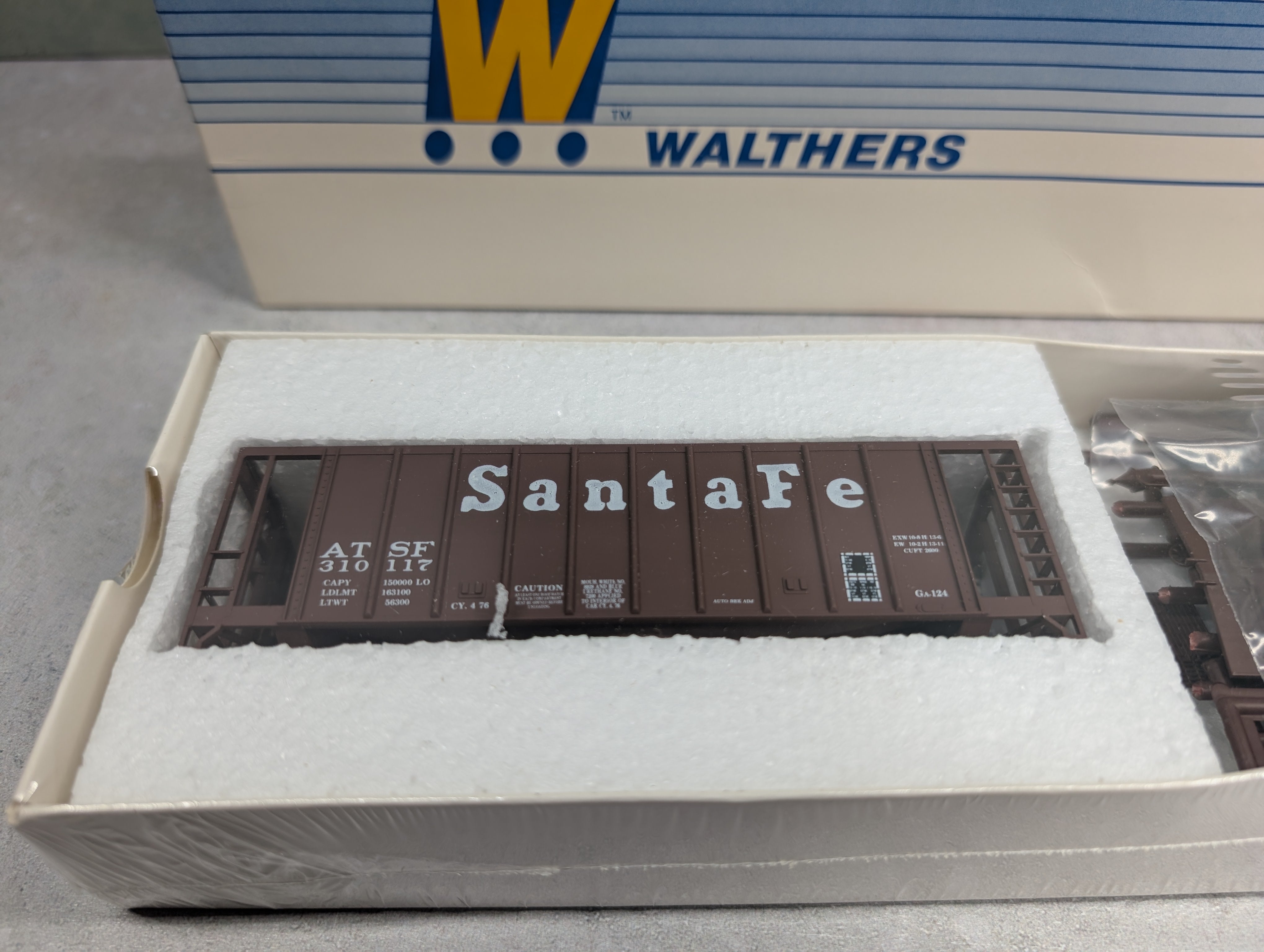 USED Walthers 932-4602 HO Scale Single Bay Airslide Hopper Santa Fe ATSF #310117 KIT