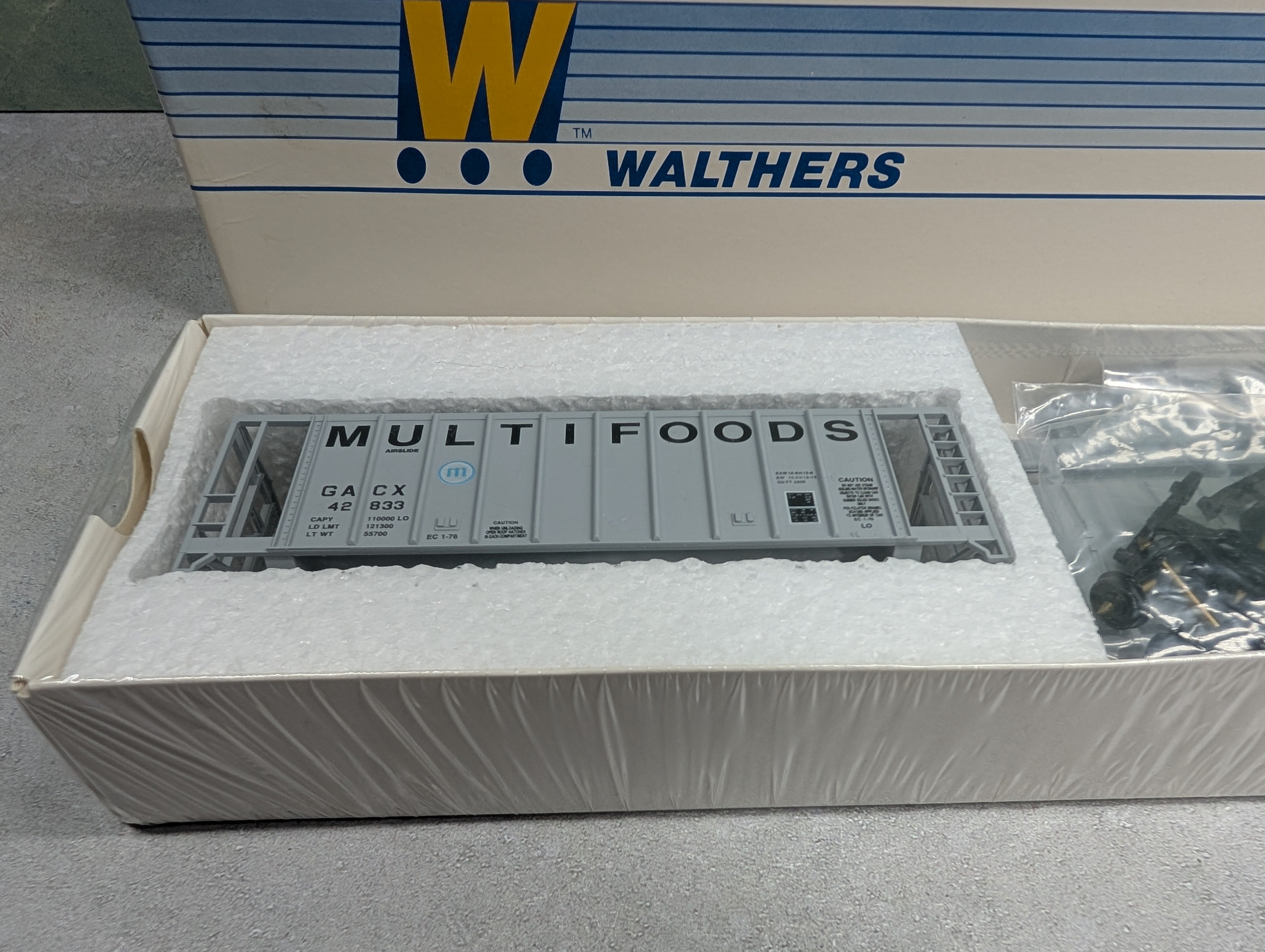 USED Walthers 932-4606 HO Scale Single Bay Airslide Hopper Multi-Food GACX #42833 KIT