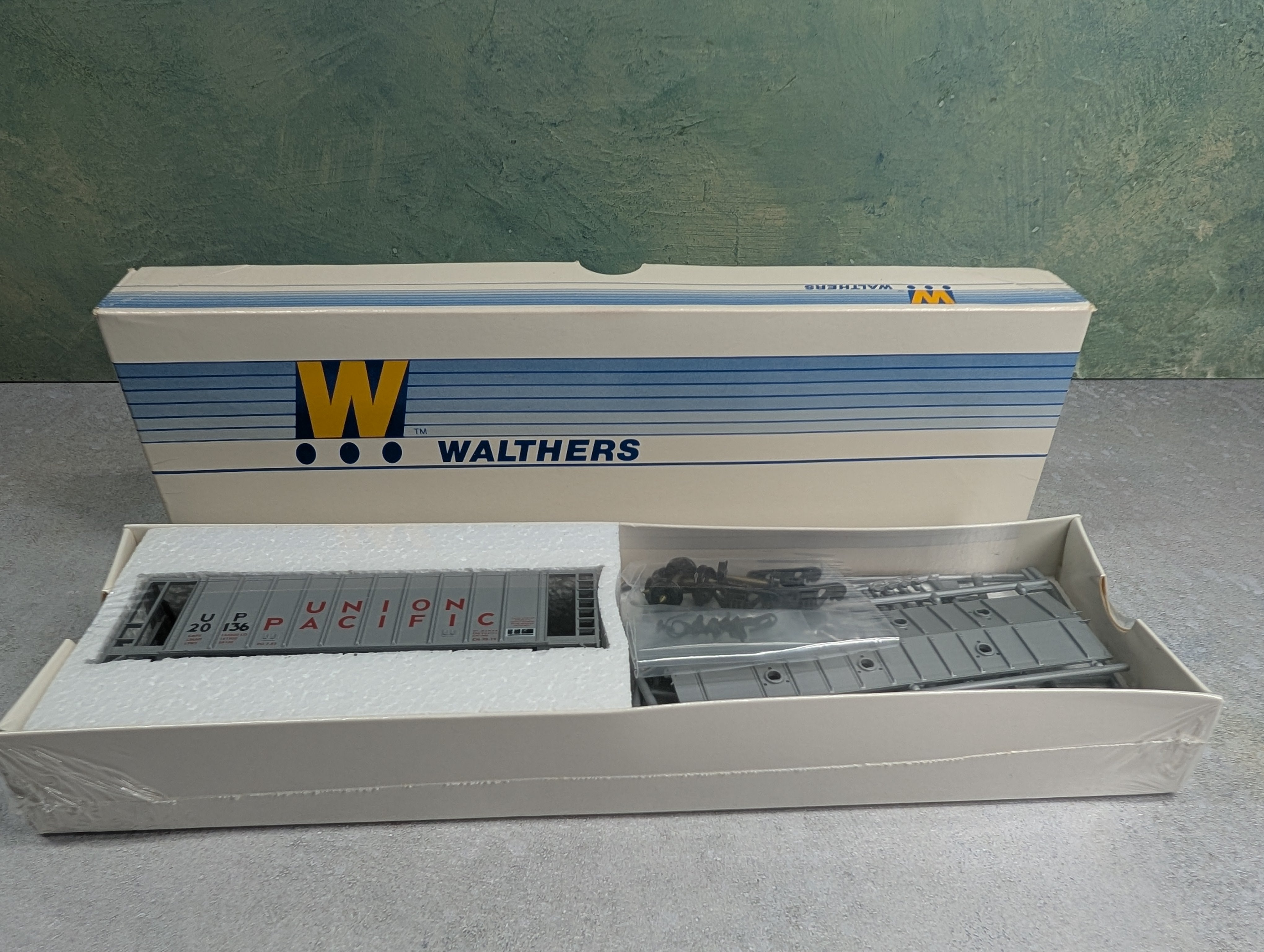 USED Walthers 932-4607 HO Scale Single Bay Airslide Hopper Union Pacific UP #20136 KIT