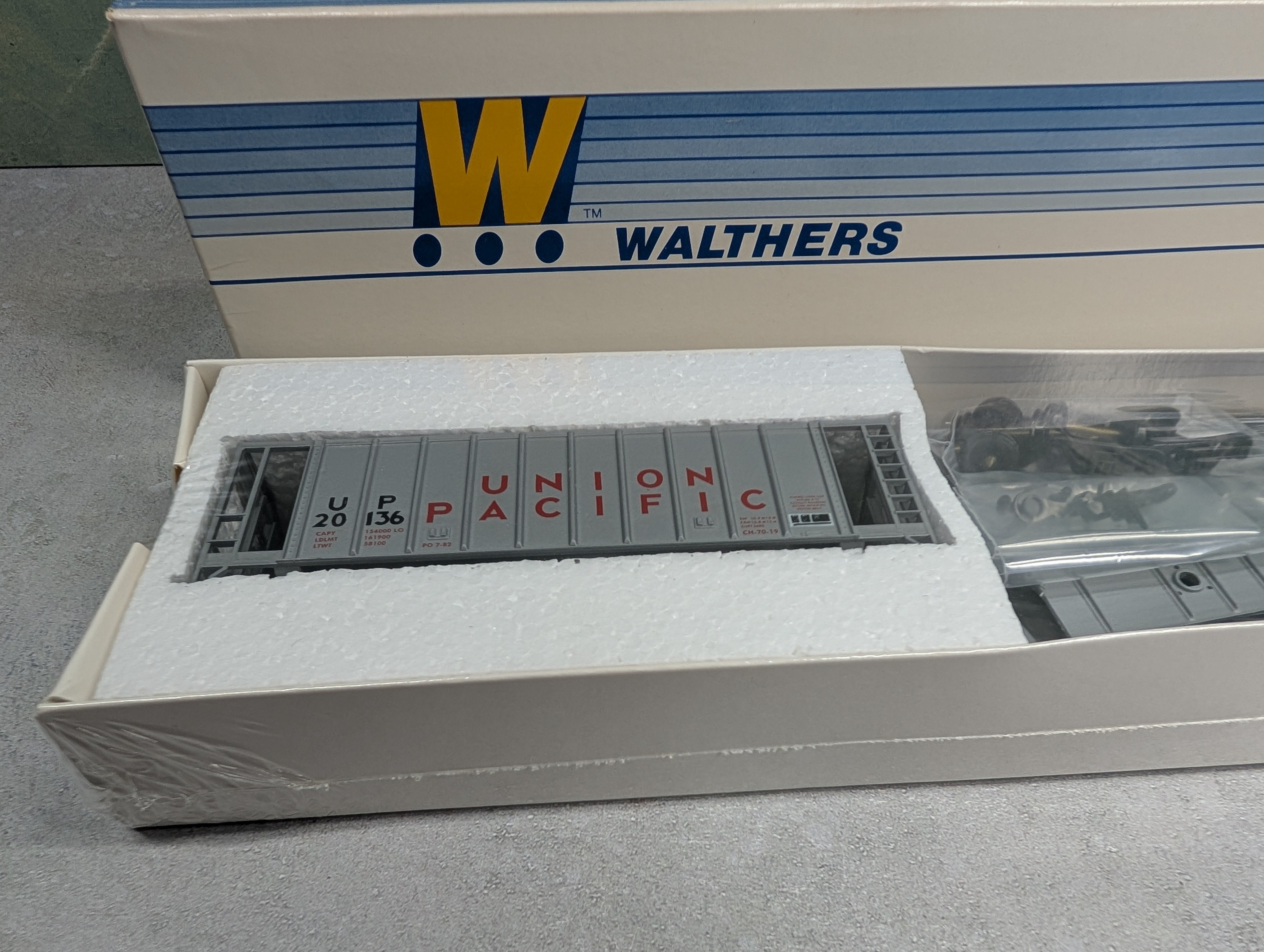 USED Walthers 932-4607 HO Scale Single Bay Airslide Hopper Union Pacific UP #20136 KIT