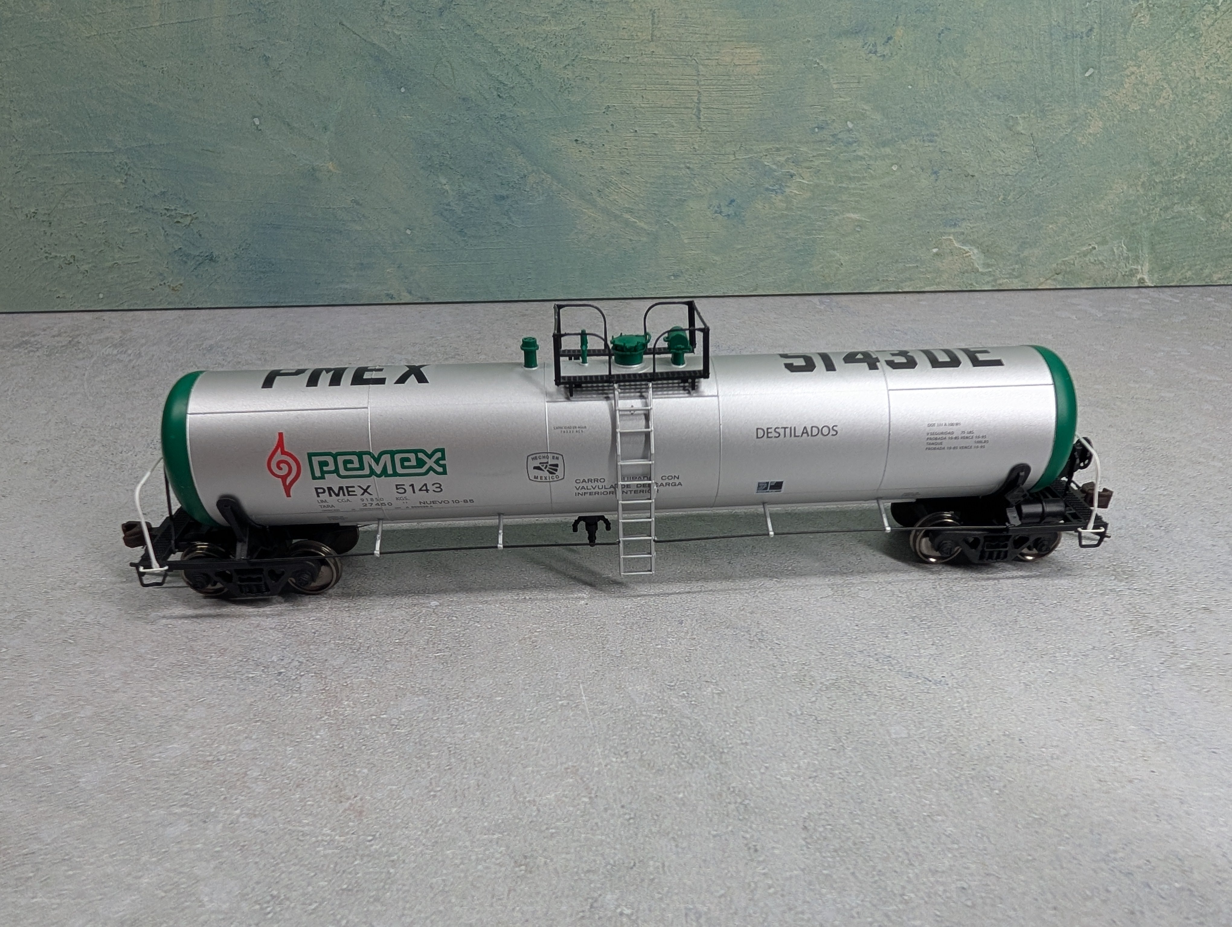 USED Atlas 20005401 HO Scale 20,700 Gal Tank Car Pemex #5143