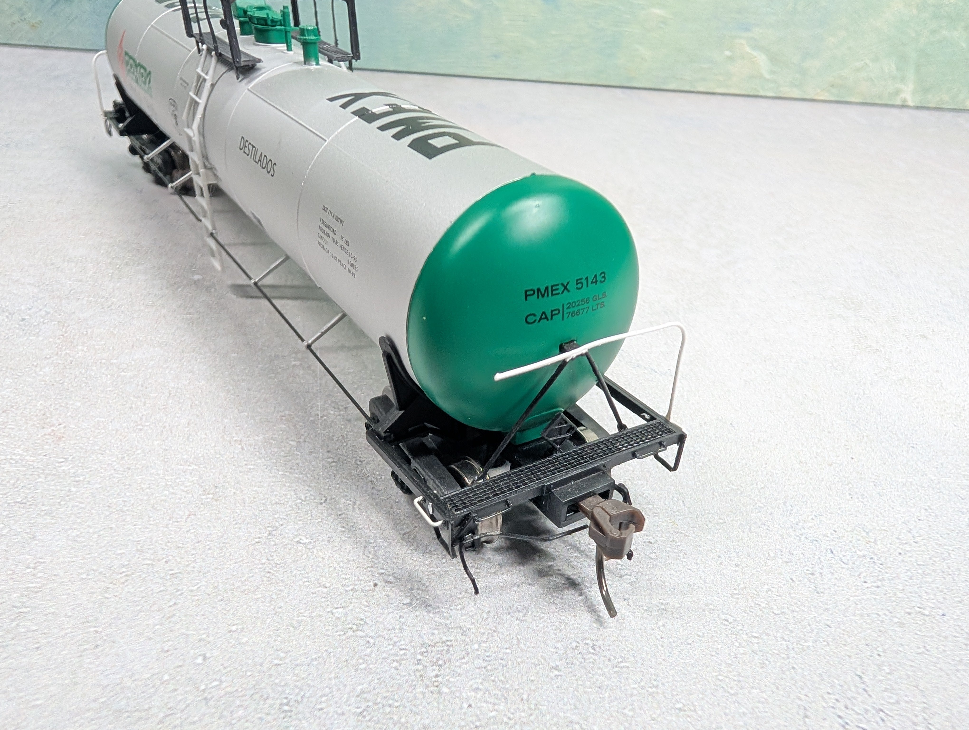 USED Atlas 20005401 HO Scale 20,700 Gal Tank Car Pemex #5143