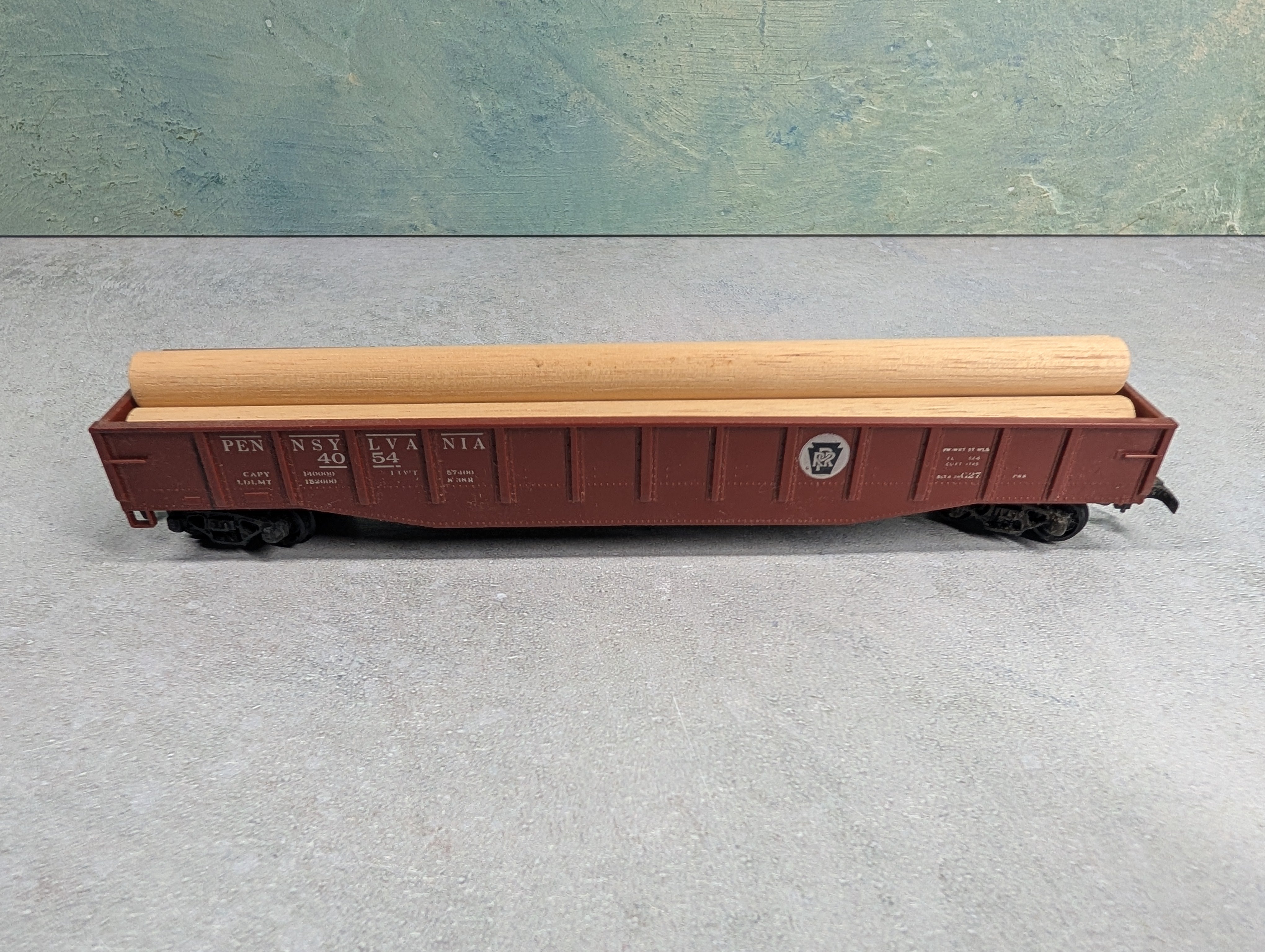 USED Revell HO Scale Gondola w/ Wood Load Pennsylvania #4054