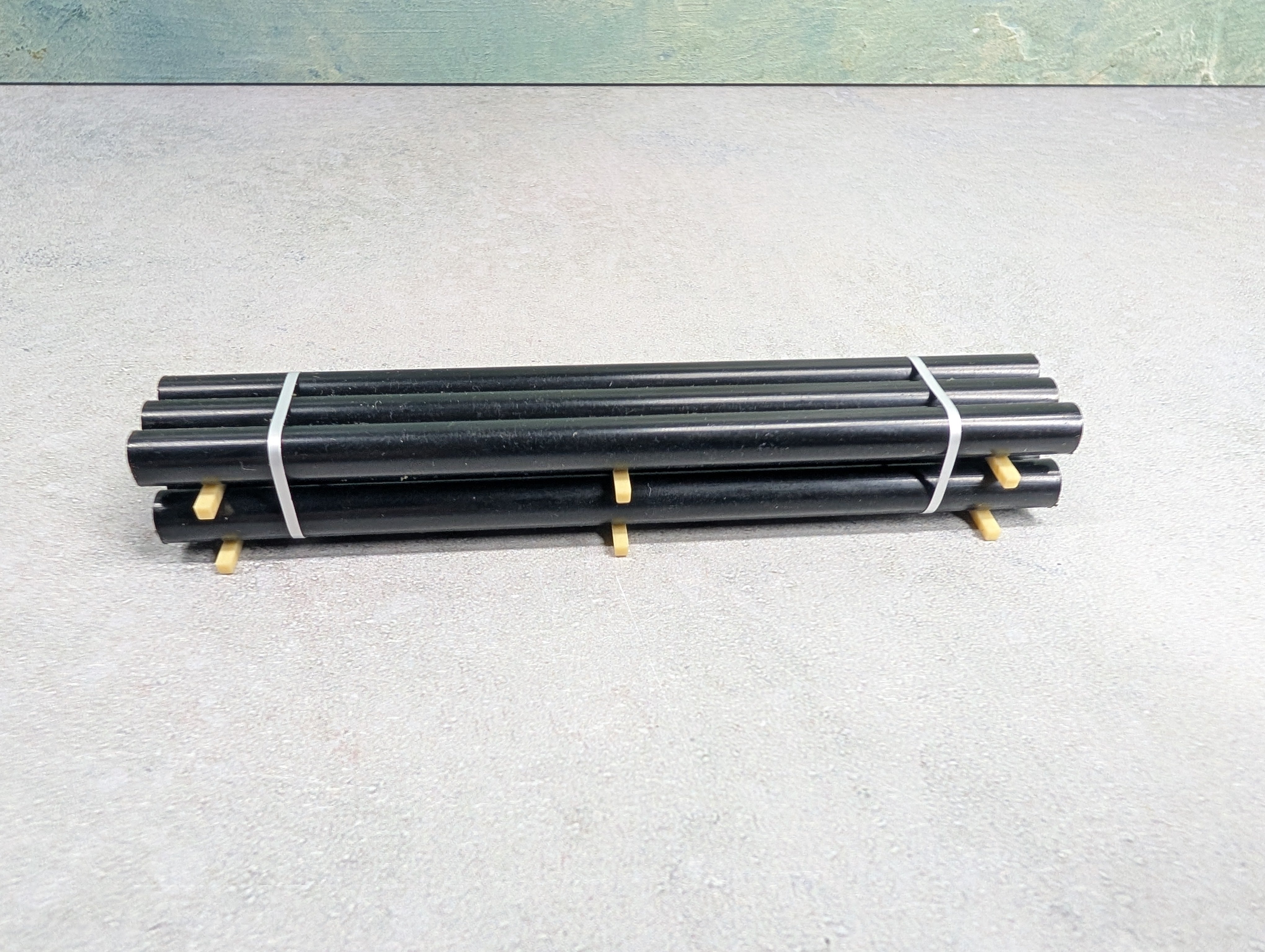 USED HO Scale Black Pipe Load