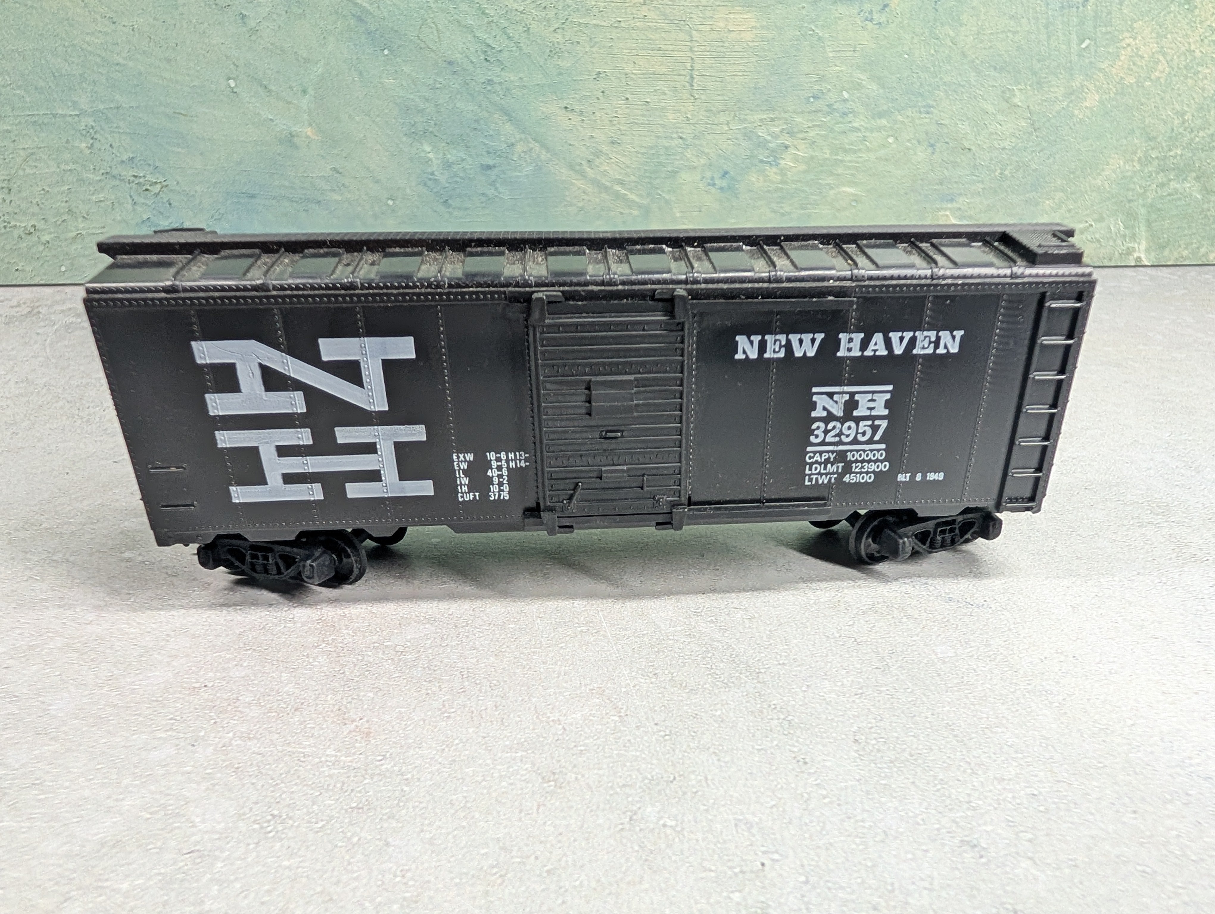 USED HO Scale 40' Box Car New Haven NH #32957