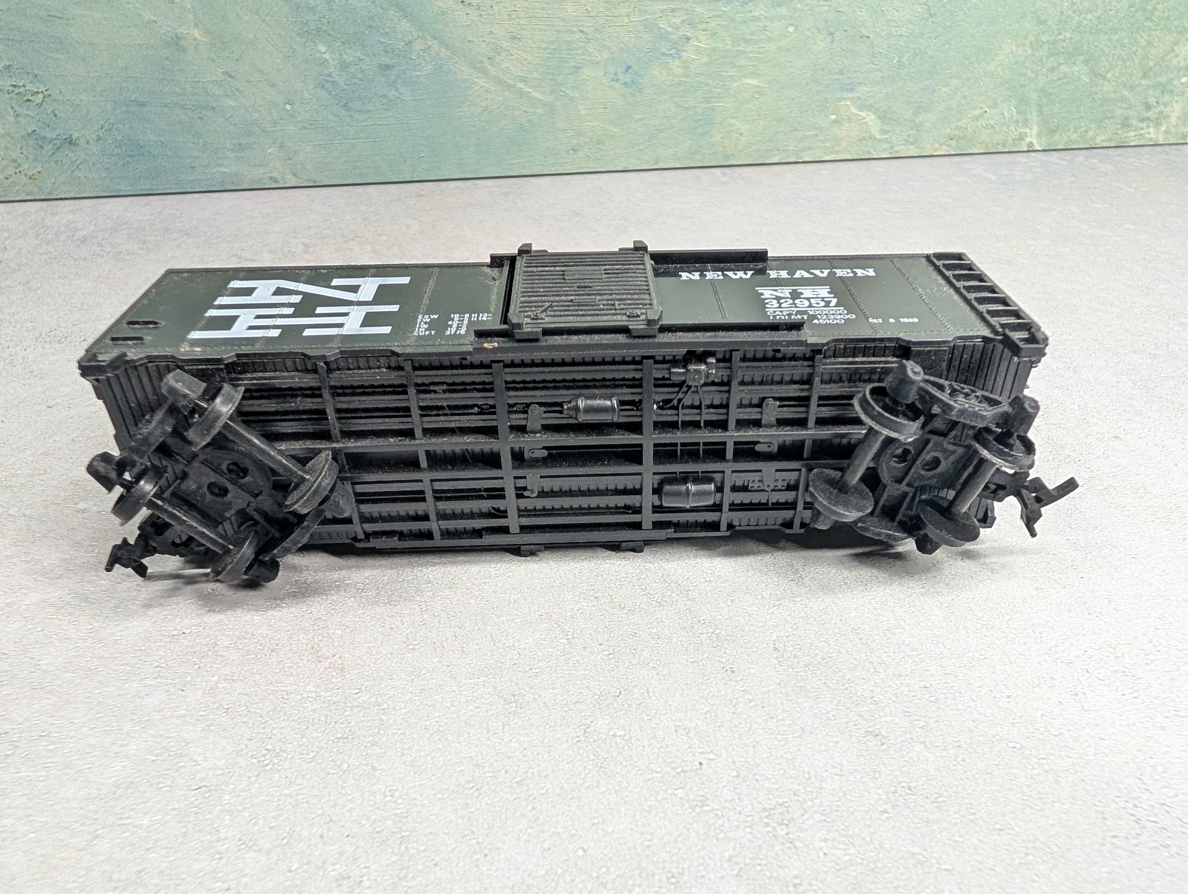 USED HO Scale 40' Box Car New Haven NH #32957