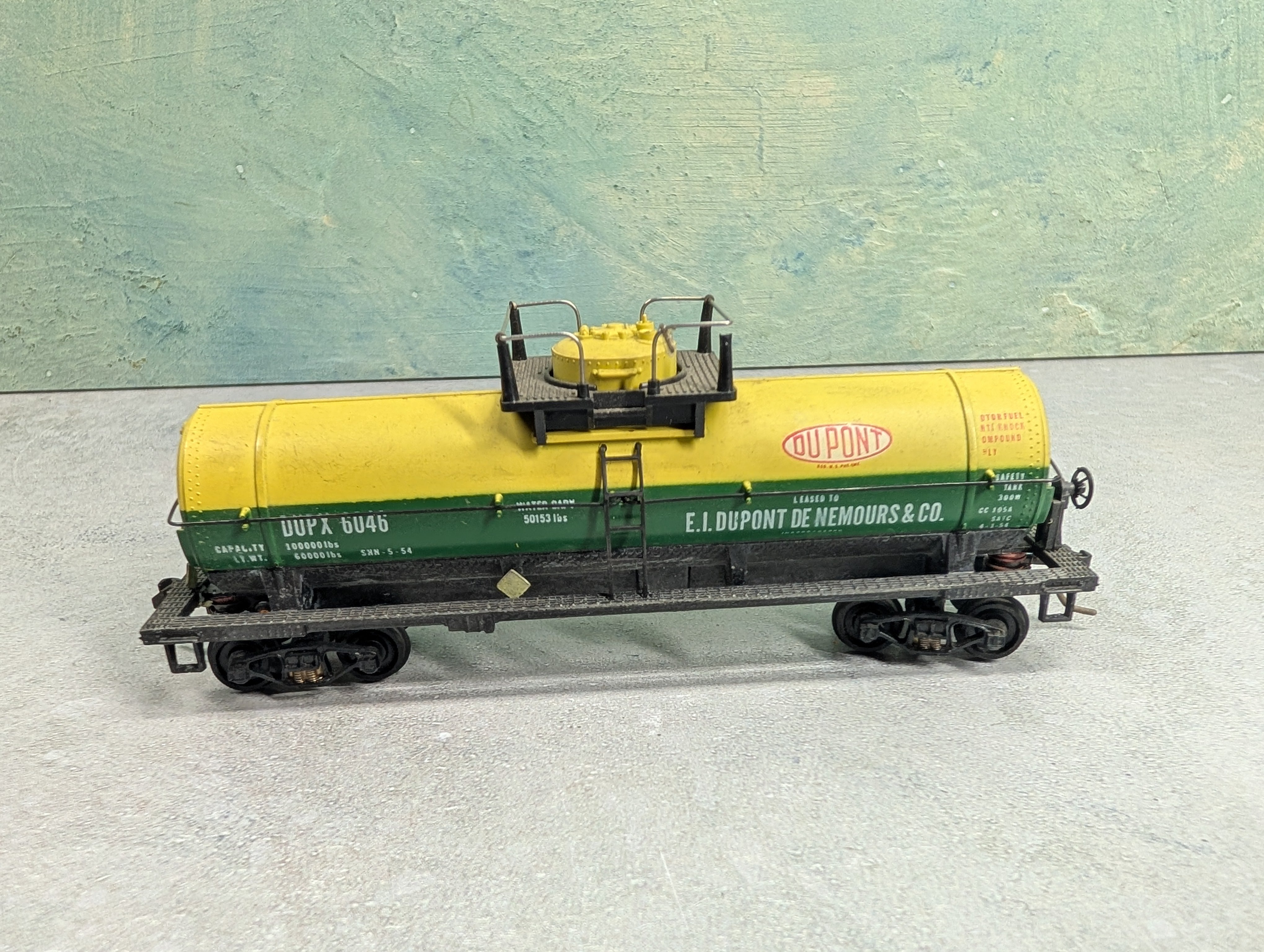 USED Mantua HO Scale Tank Car DuPont DUPX #6046