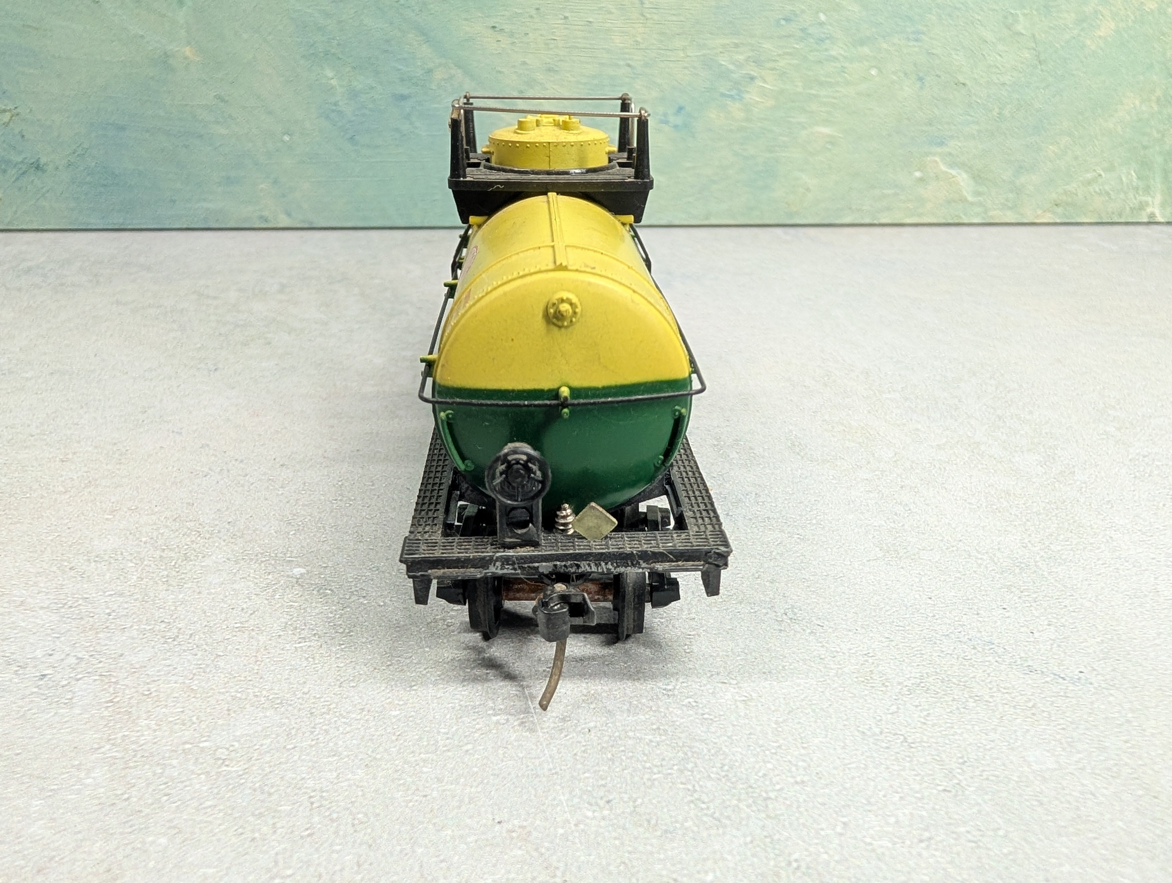 USED Mantua HO Scale Tank Car DuPont DUPX #6046