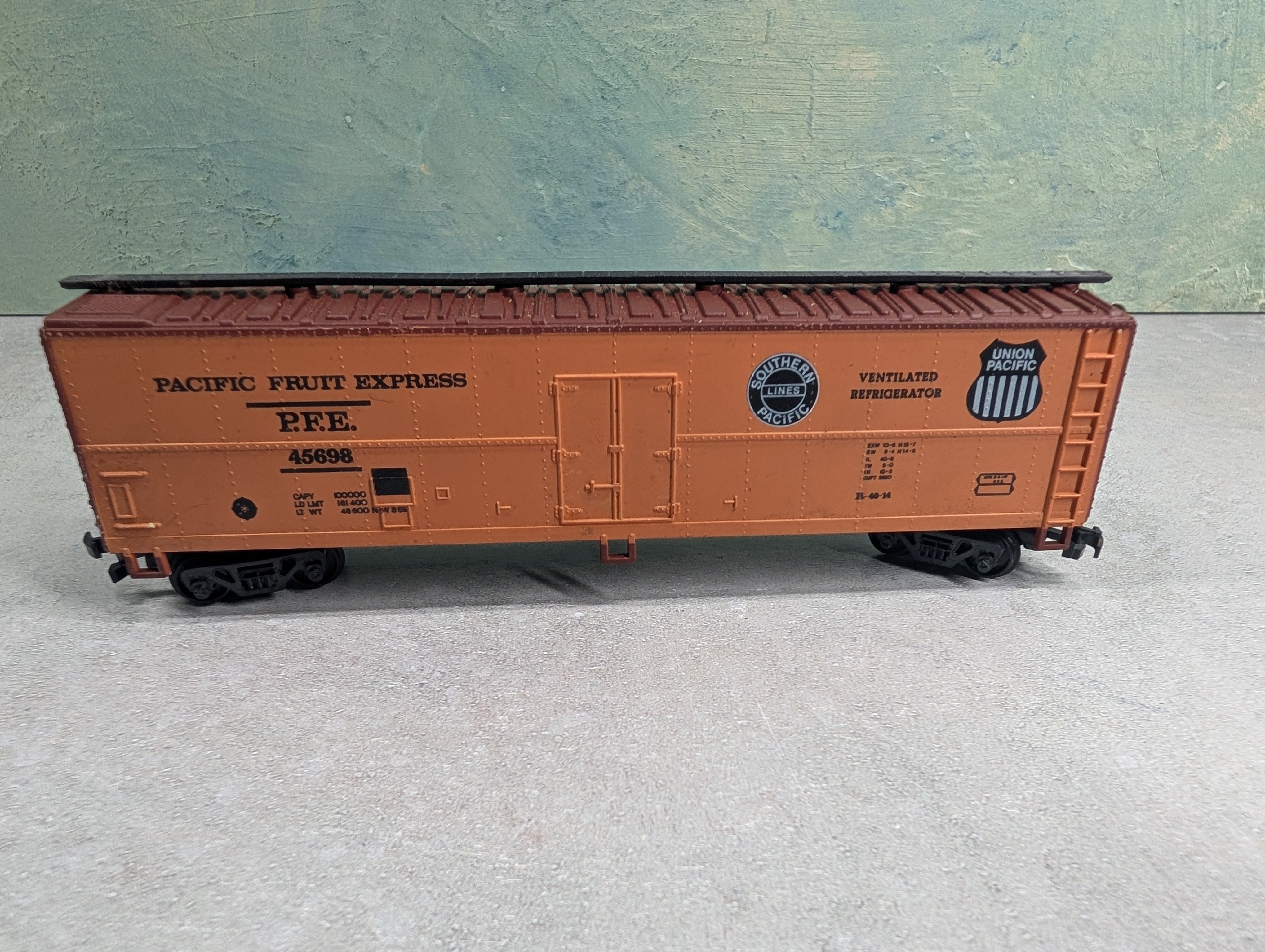 USED HO Scale 50' Box Car Pacific Fruit Express PFE #45698