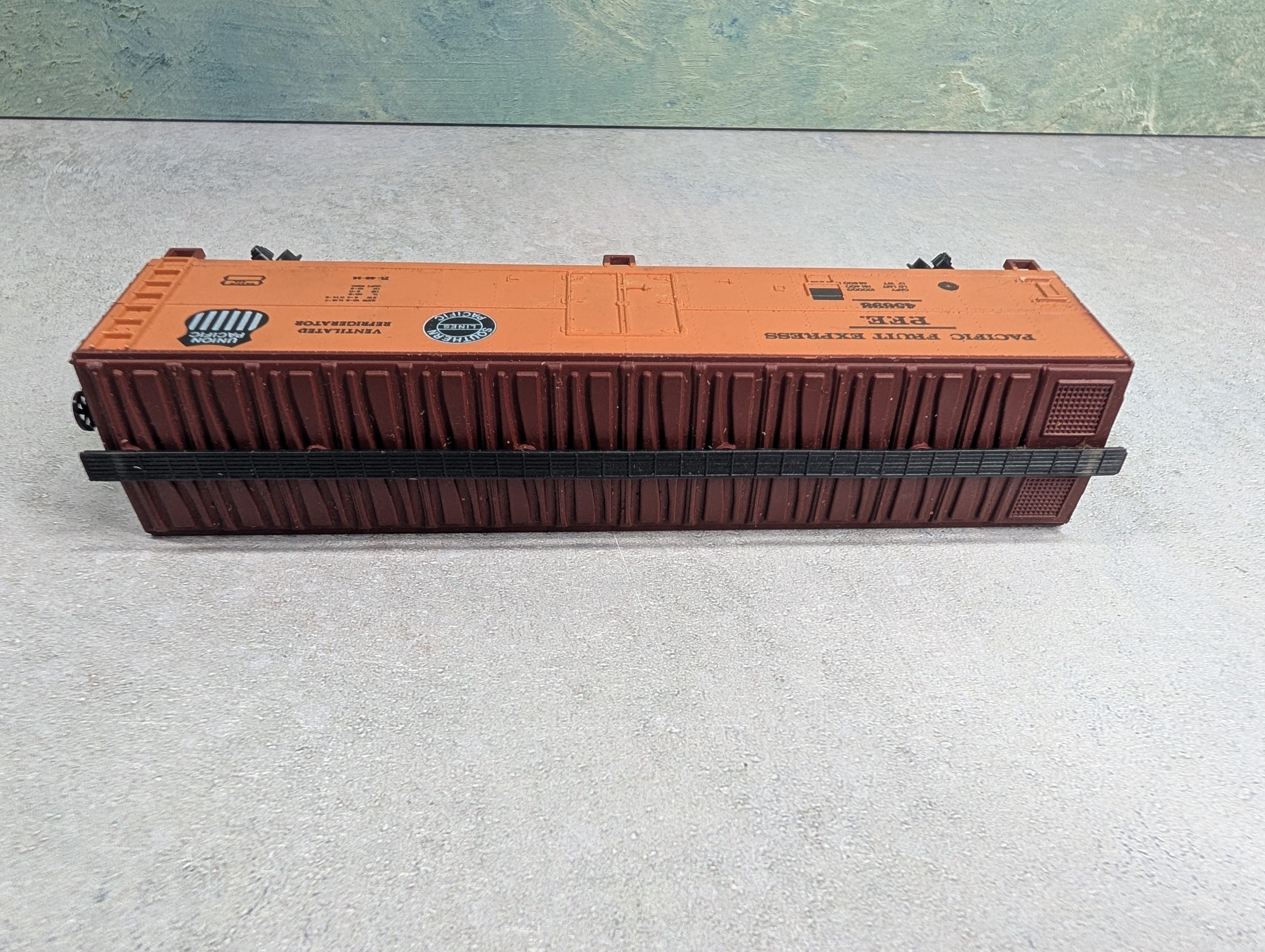 USED HO Scale 50' Box Car Pacific Fruit Express PFE #45698