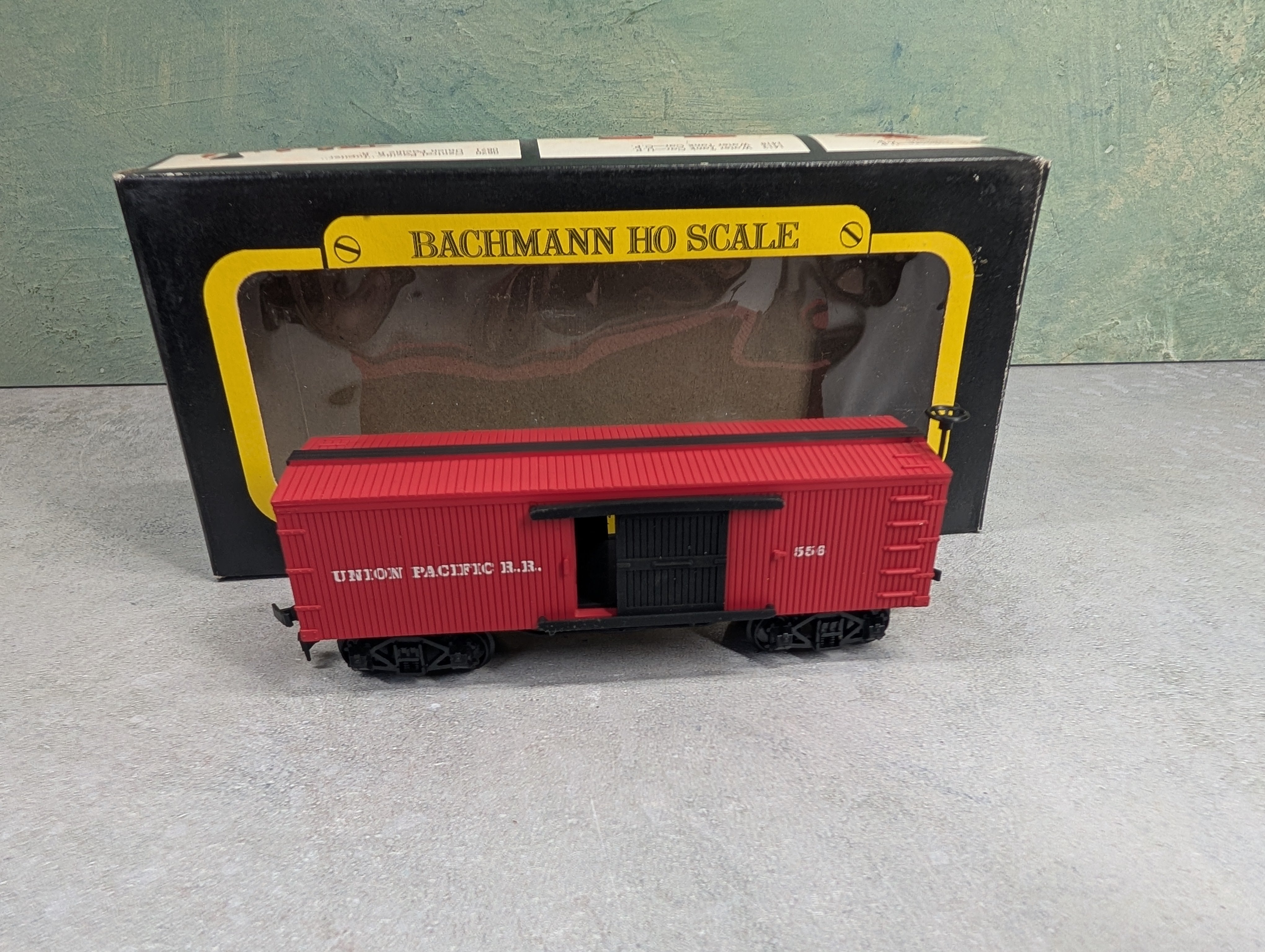 USED Bachmann 1410 HO Scale Old Time Box Car Union Pacific #556
