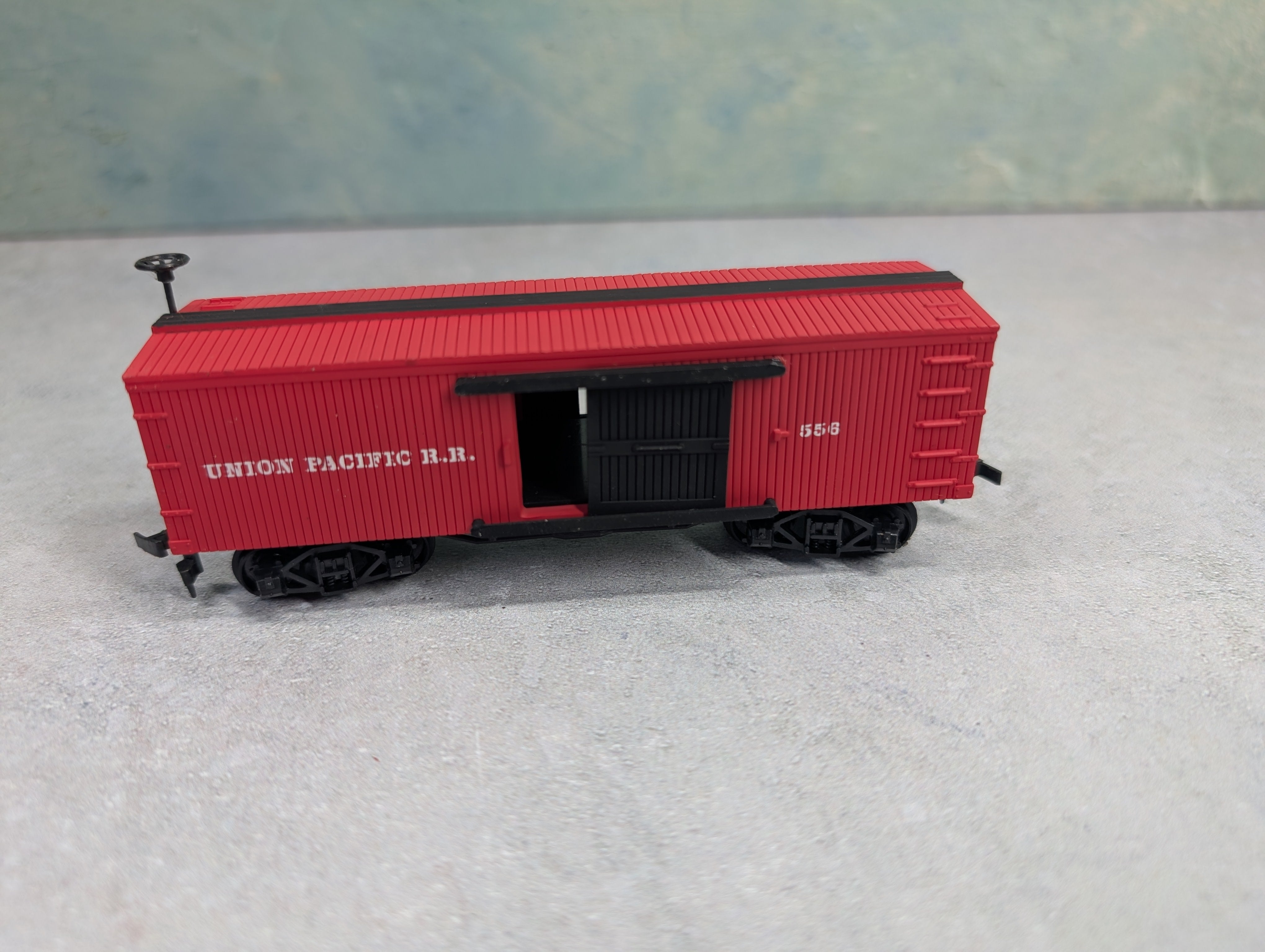 USED Bachmann 1410 HO Scale Old Time Box Car Union Pacific #556