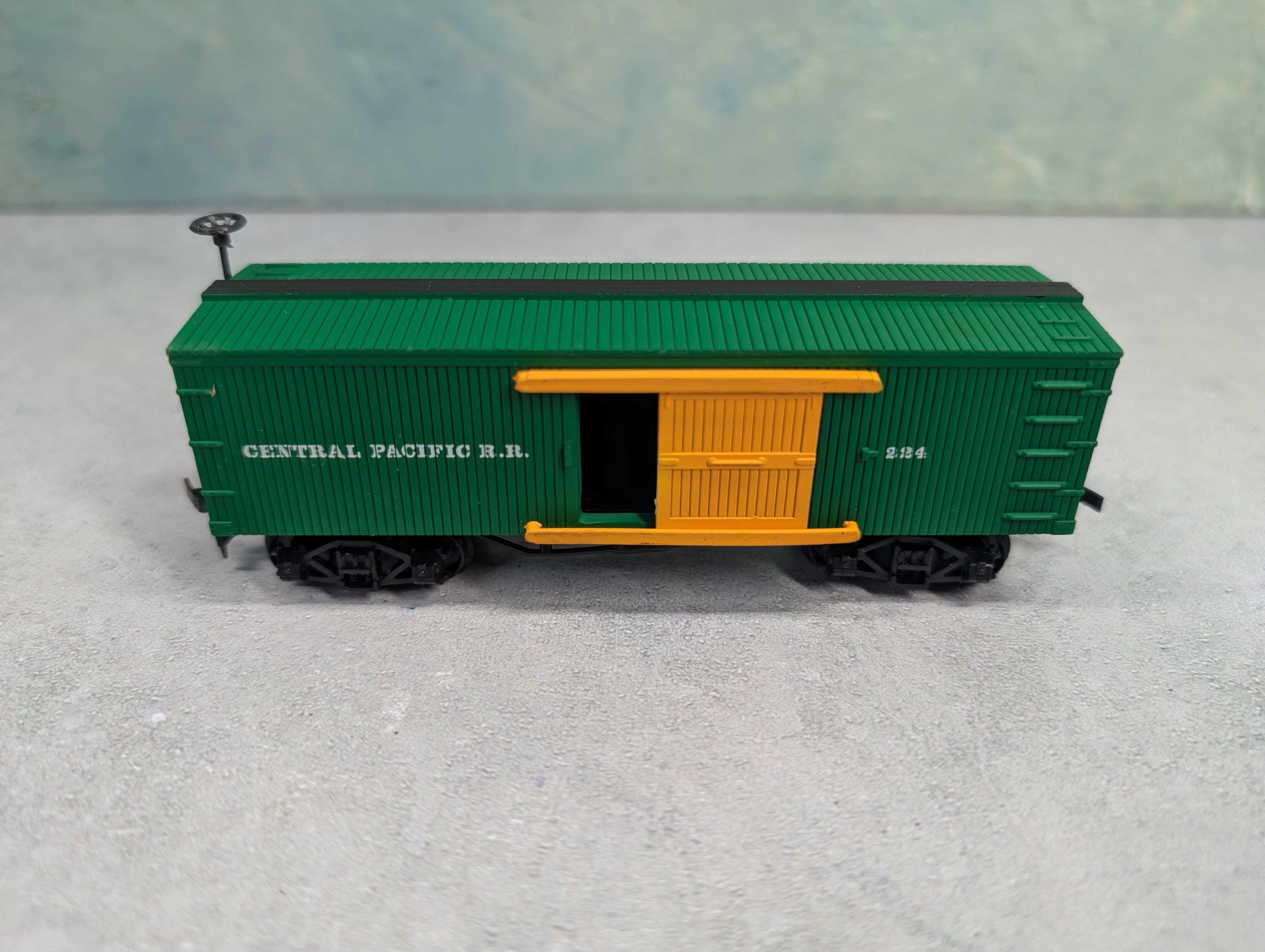 USED Bachmann 1415 HO Scale Old Time Box Car Central Pacific #224