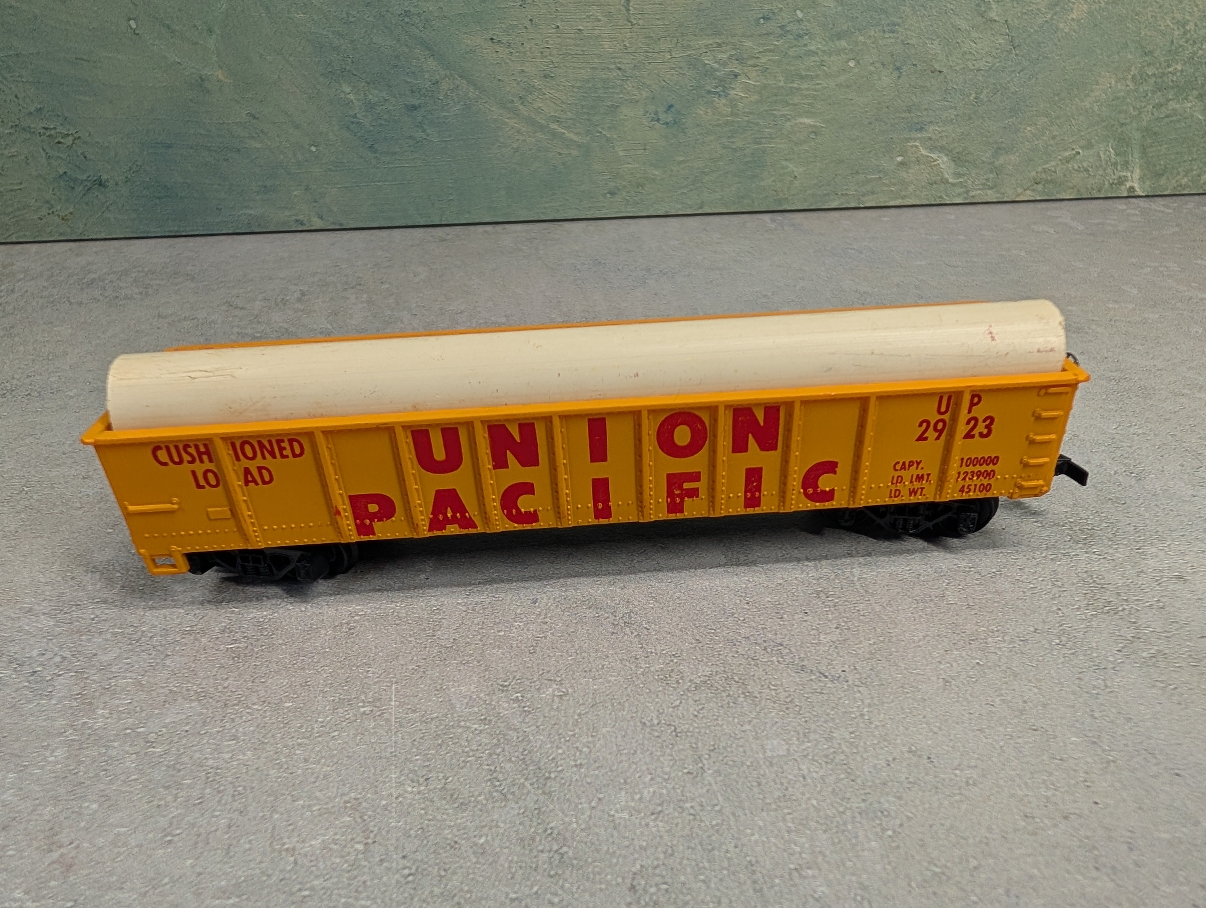USED Tyco HO Scale 40' Gondola Union Pacific UP #2923 w/ Custom Pipe Load