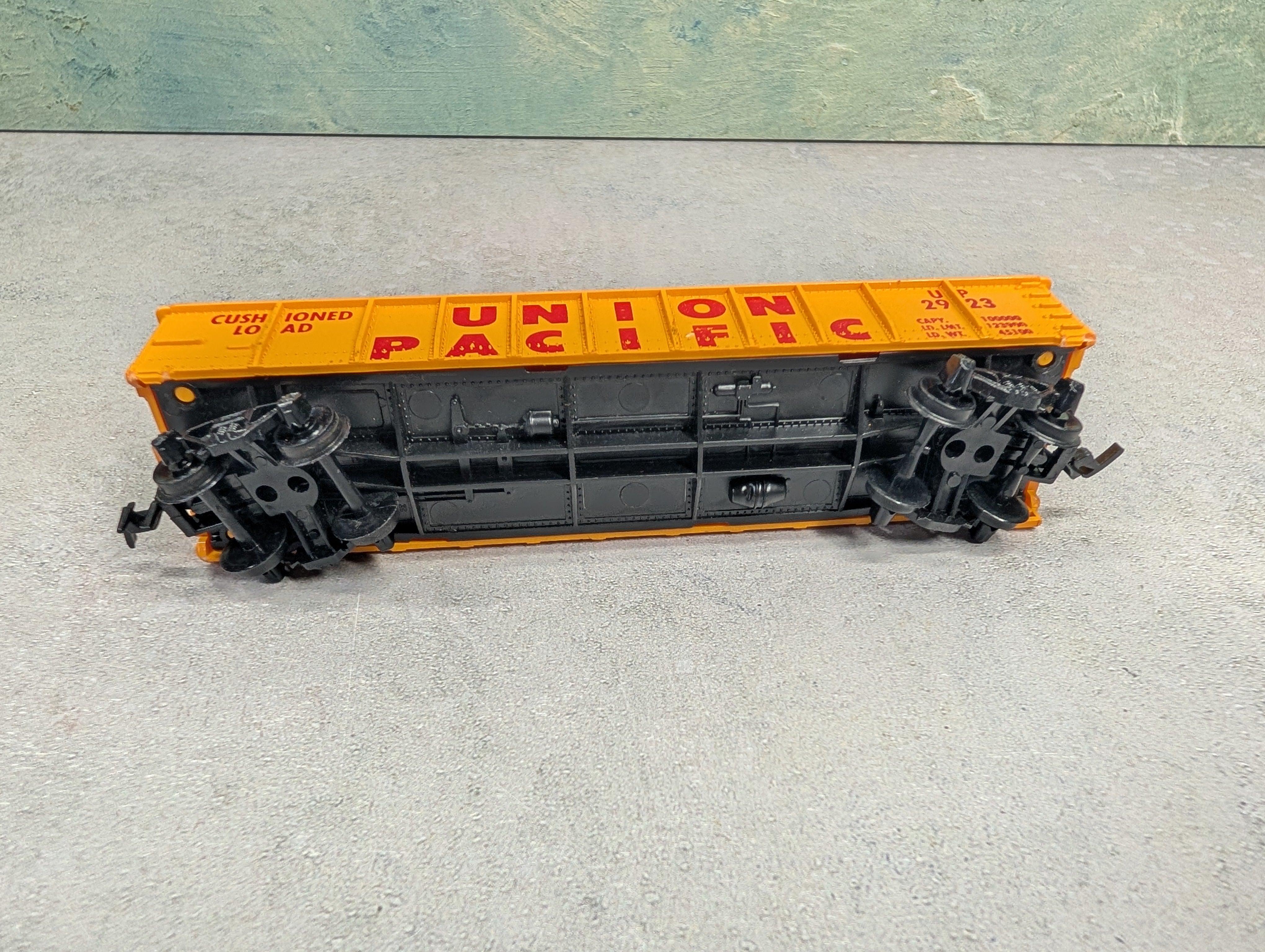 USED Tyco HO Scale 40' Gondola Union Pacific UP #2923 w/ Custom Pipe Load