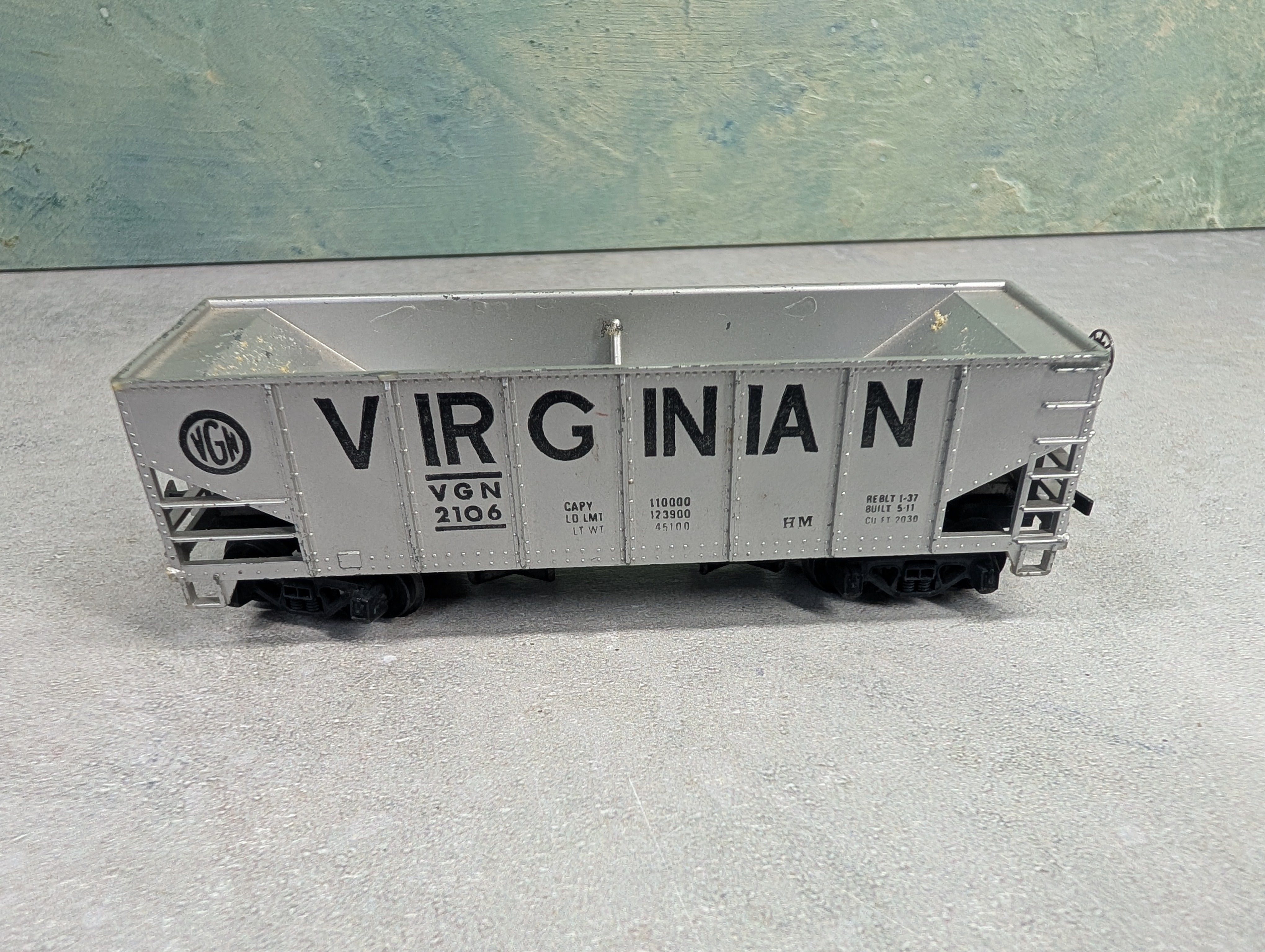 USED Tyco HO Scale 2 Bay Operating Hopper Virginian VGN #2106