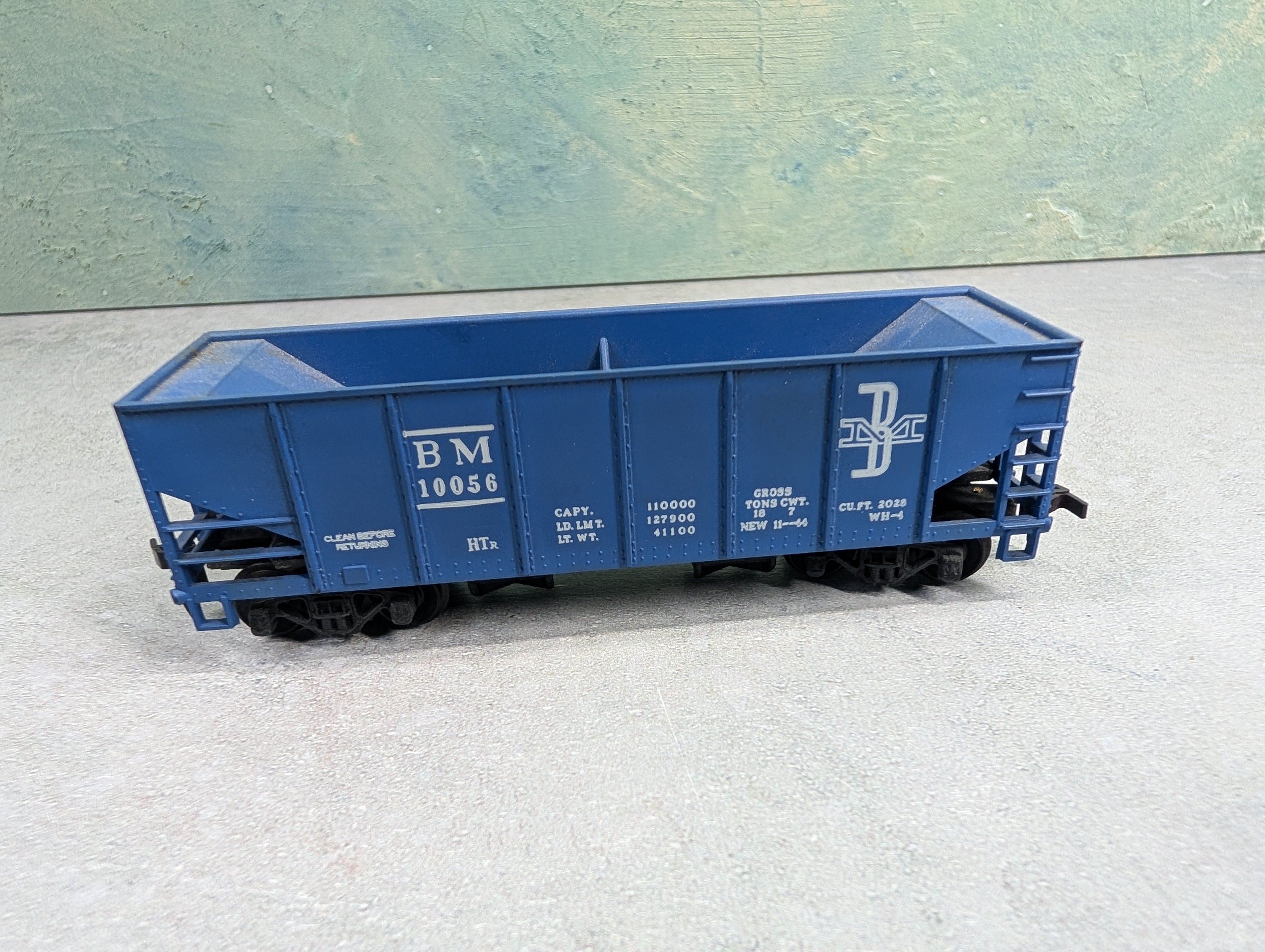 USED Tyco HO Scale 2 Bay Operating Hopper Boston and Maine BM #10056