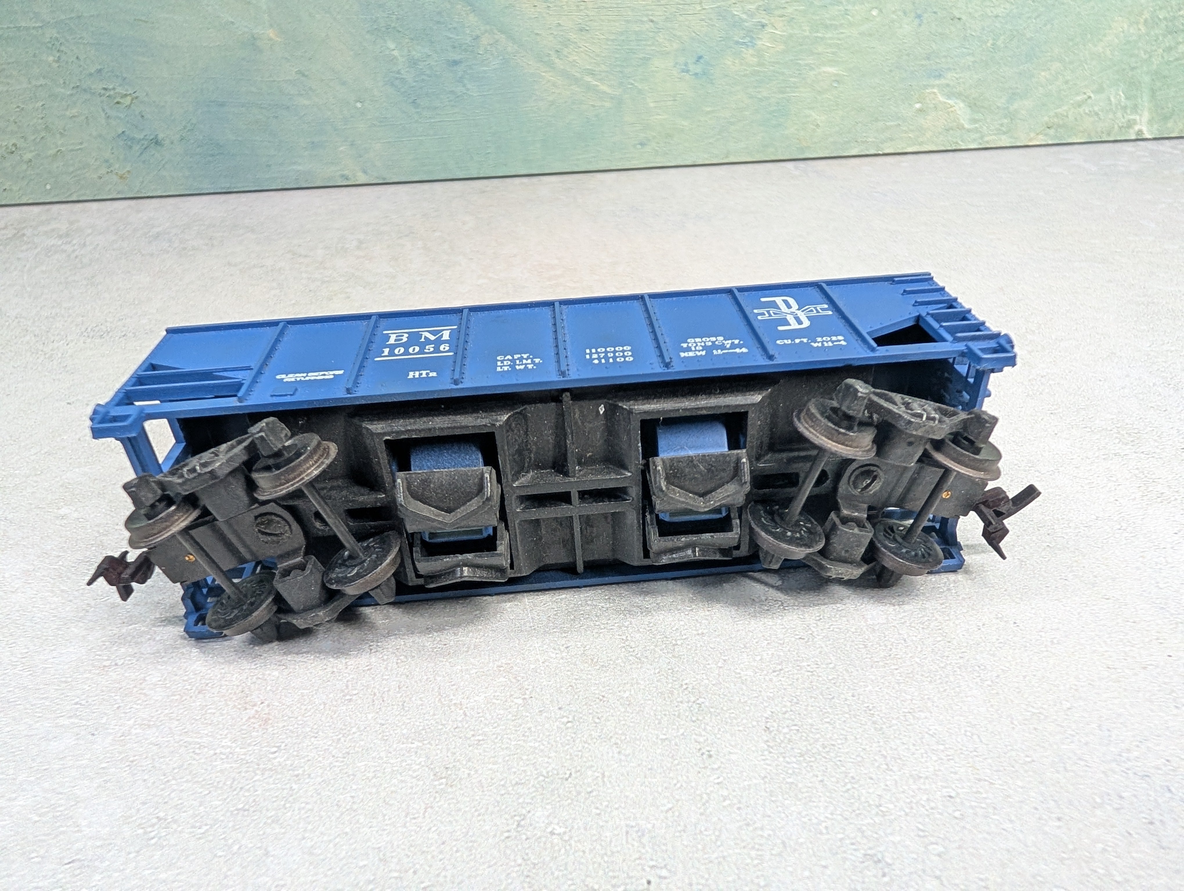 USED Tyco HO Scale 2 Bay Operating Hopper Boston and Maine BM #10056